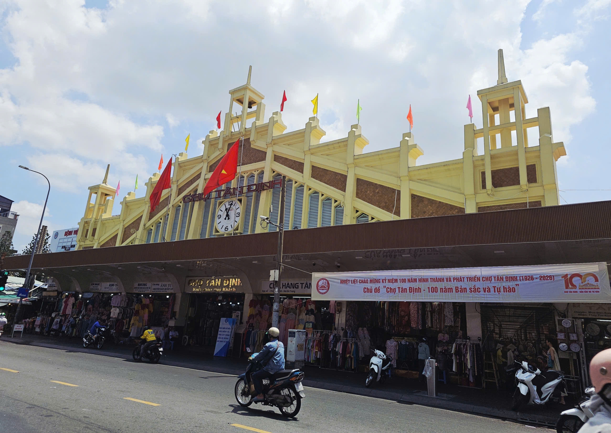 Chợ Tân Định rộn ràng 'thay áo mới' hưởng ứng lễ kỷ niệm 100 năm, cả người bán và mua đều hào hứng - Ảnh 9.