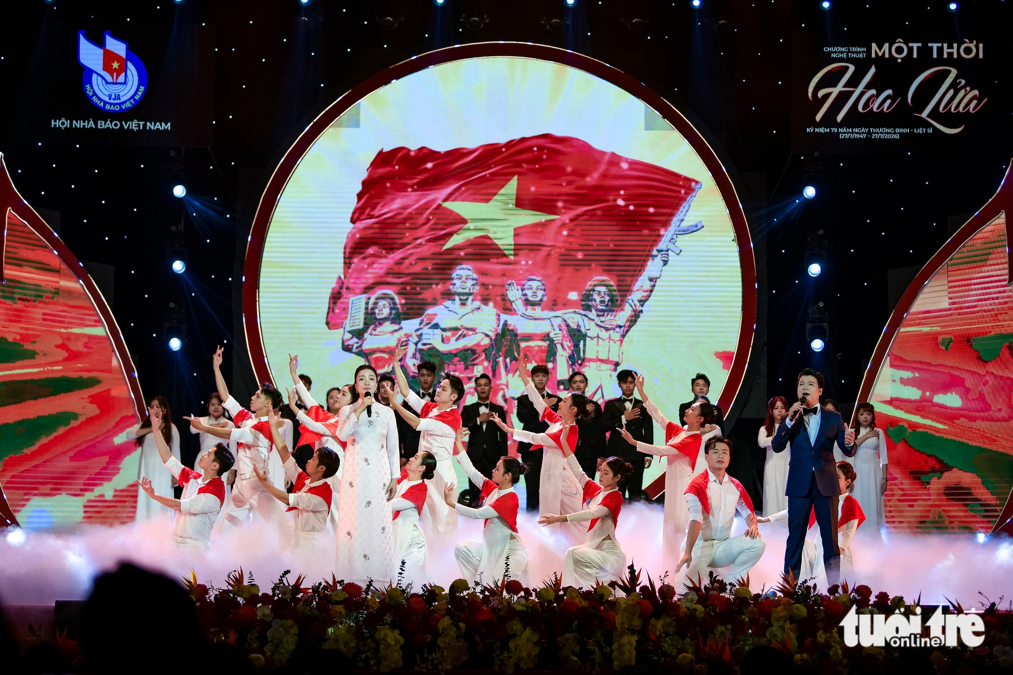 Thanh Lam hát Màu hoa đỏ, Hòa Minzy hát Nỗi đau giữa hòa bình tưởng nhớ Một thời hoa lửa - Ảnh 3.