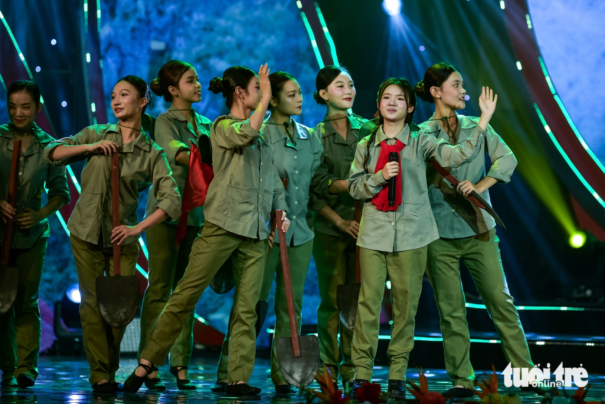 Thanh Lam hát Màu hoa đỏ, Hòa Minzy hát Nỗi đau giữa hòa bình tưởng nhớ Một thời hoa lửa - Ảnh 2.
