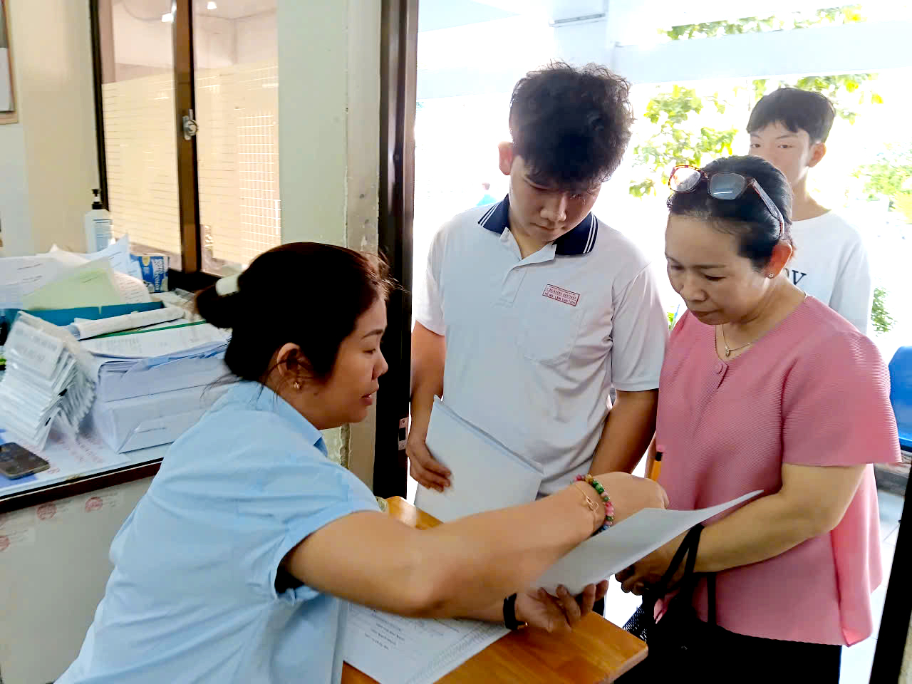 Ngày đầu tuyển bổ sung lớp 10: Có trường hồ sơ nhiều hơn dự kiến - Ảnh 2.