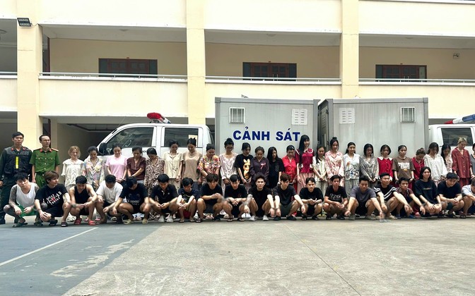 Ho Chi Minh City police bust 3 etomidate trafficking rings led by Malaysians, Singaporeans- Ảnh 1.