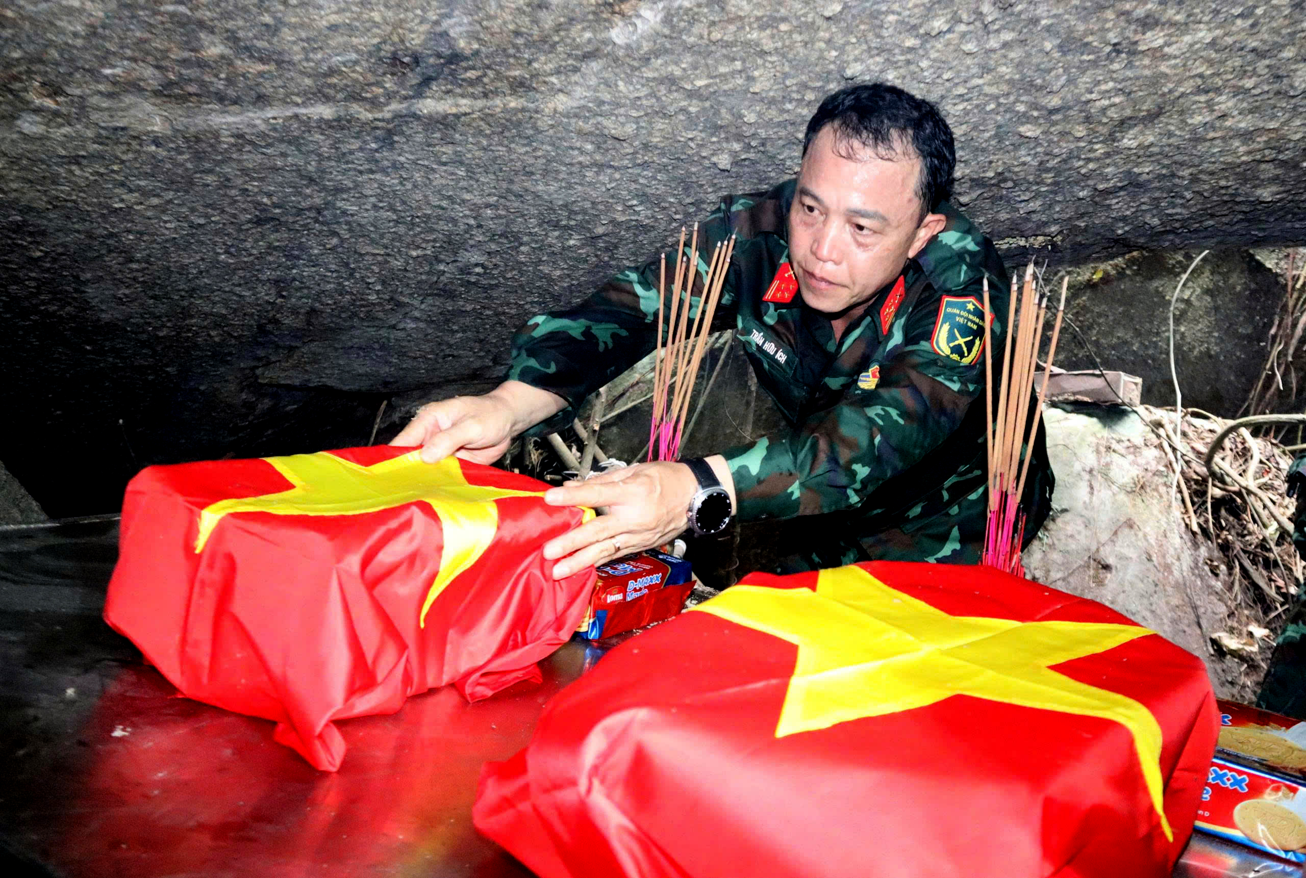 Hài cốt liệt sĩ thứ 8 được tìm thấy trong hang đá Đà Nẵng - Ảnh 3.