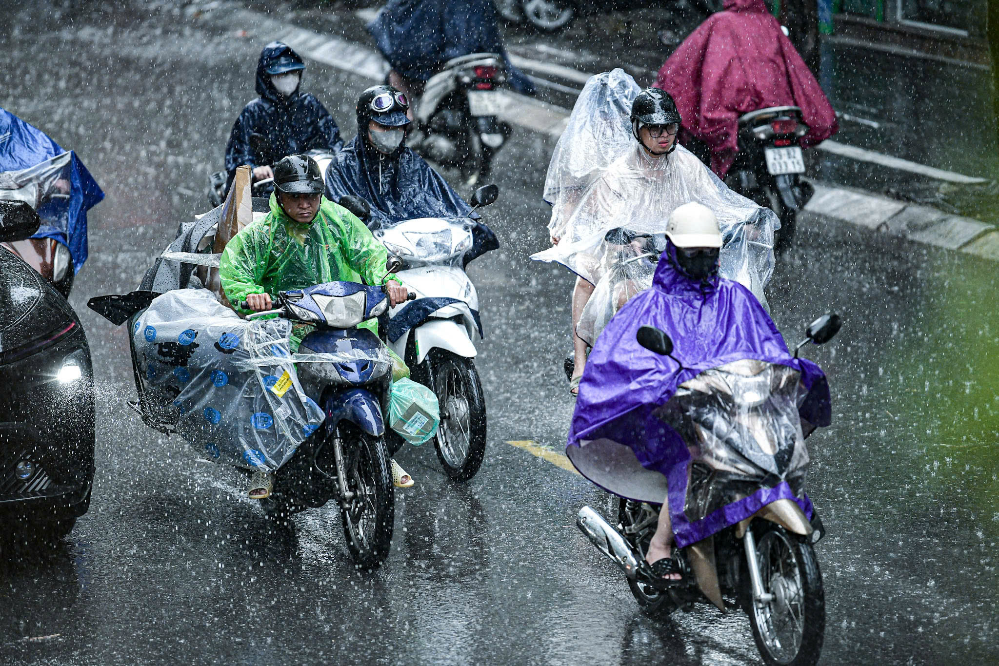 Thời tiết hôm nay 23-7: Trung Bộ vắn nắng gay gắt, Bắc Bộ chuyển mưa - Ảnh 1.
