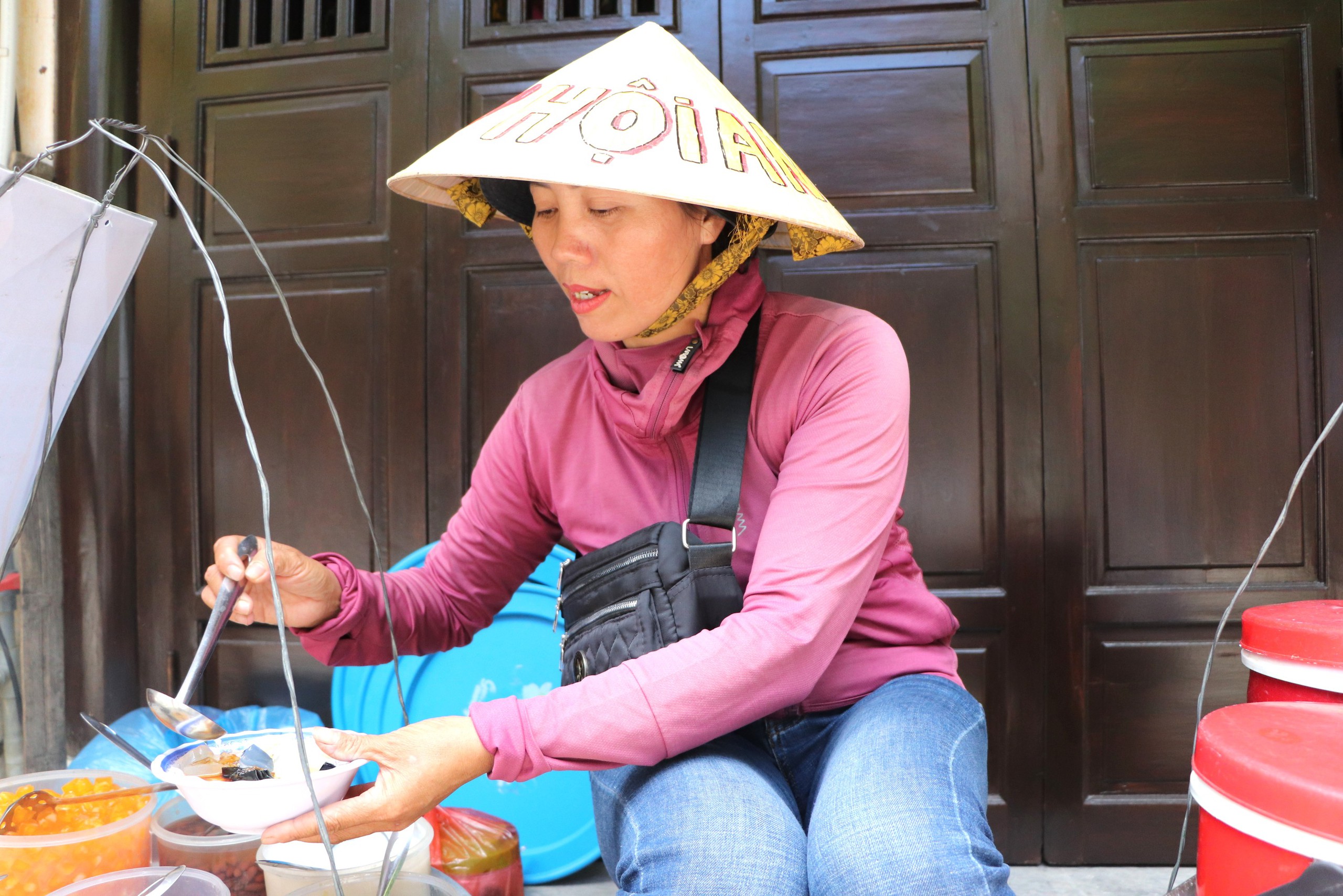 Gặp chị bán chè ở Hội An 'bắn' 5 thứ tiếng gây sốt mạng xã hội - Ảnh 1.