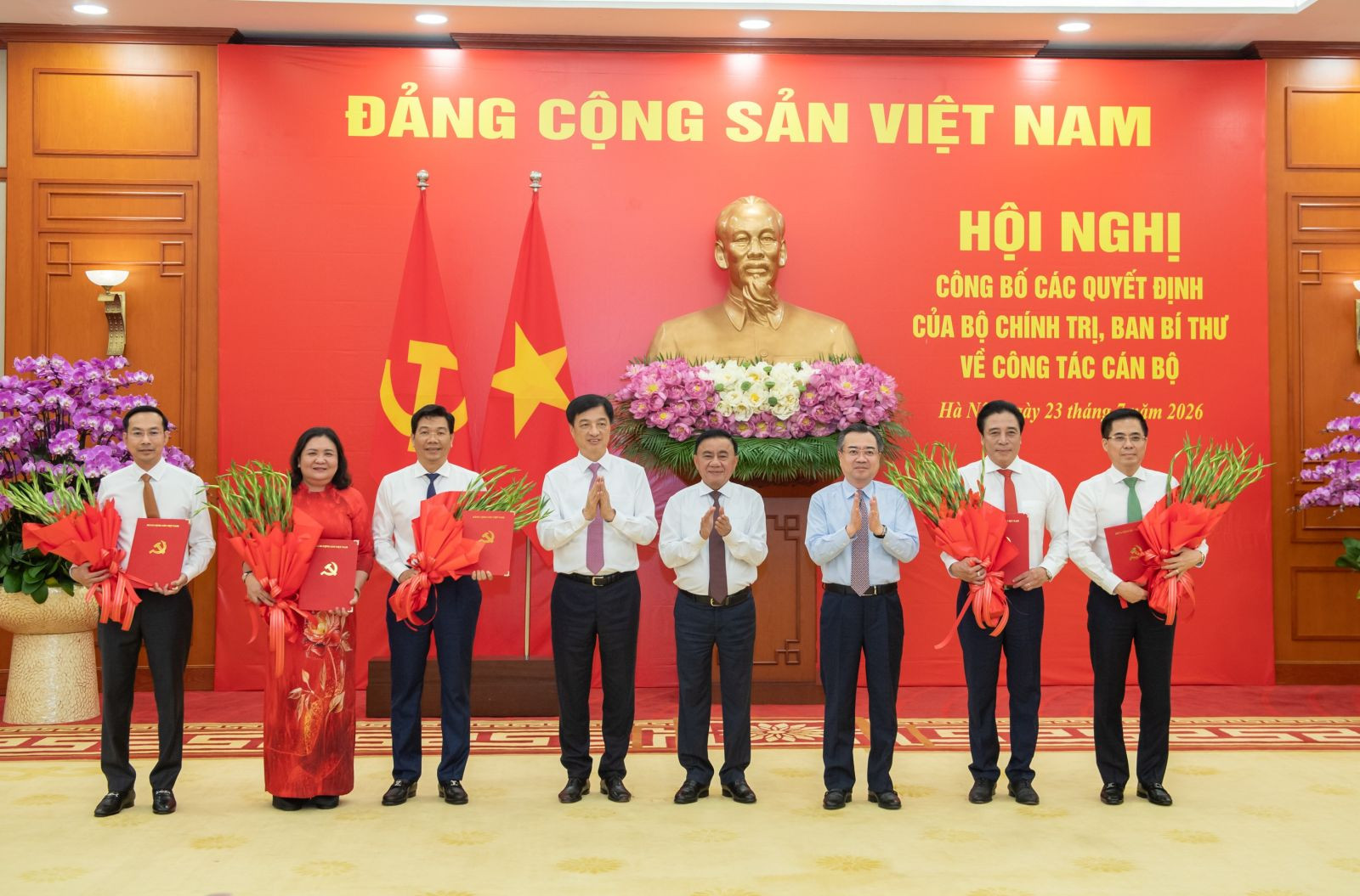4 ủy viên Trung ương Đảng và Chủ tịch HĐND tỉnh An Giang nhận nhiệm vụ mới - Ảnh 1.