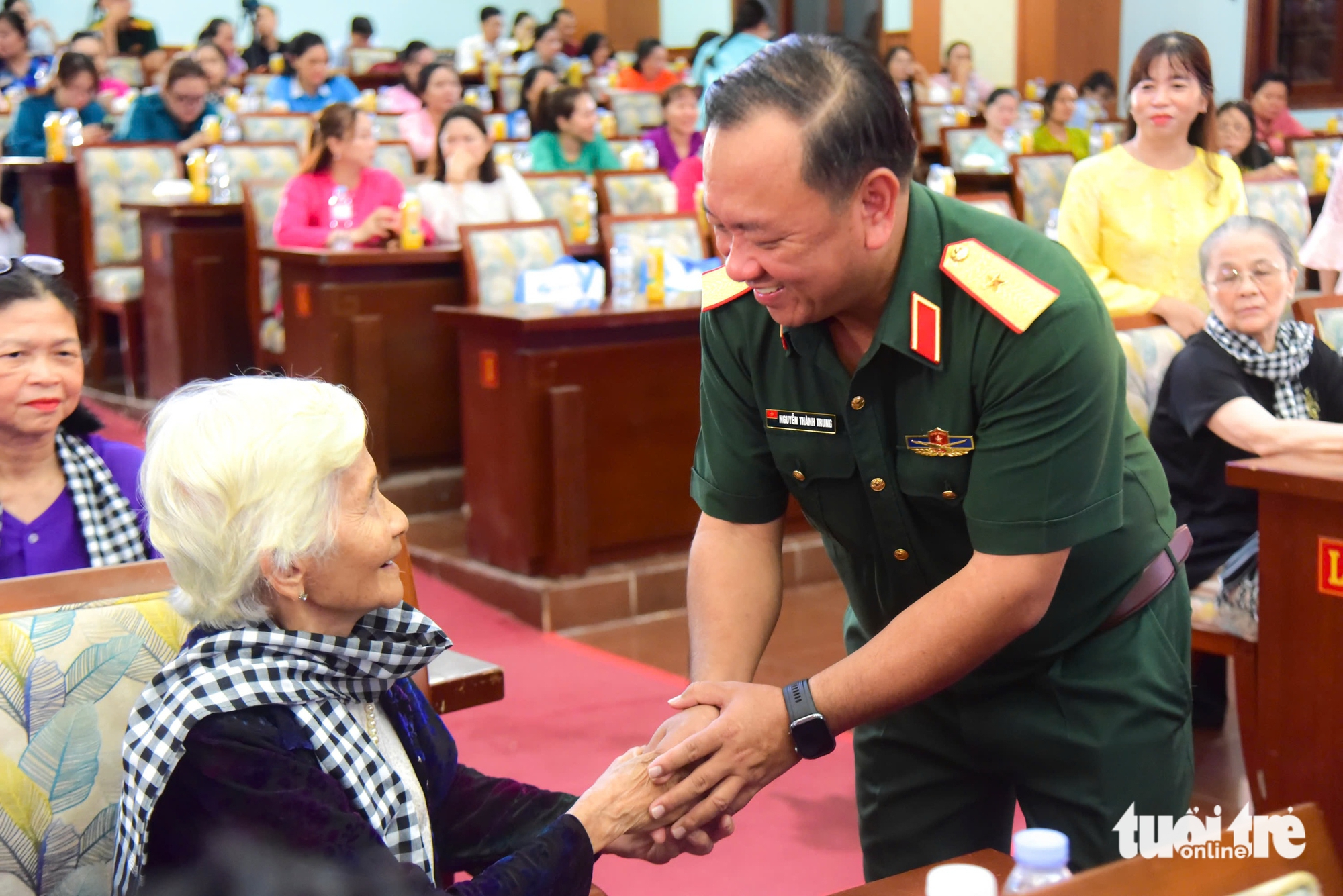 Những bức ảnh liệt sĩ ố màu thời gian sống lại, 'vui sao nước mắt lại trào' sau nhiều năm hoà bình - Ảnh 6.