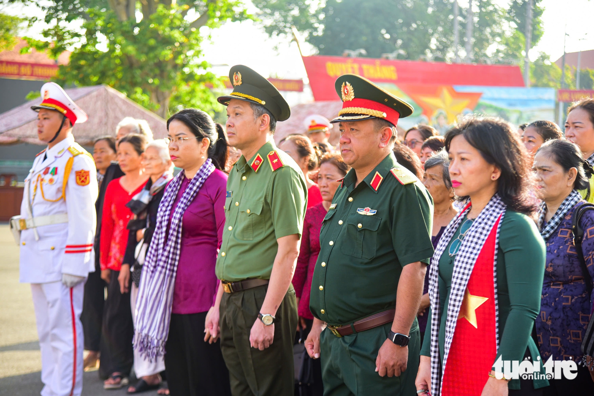 Những bức ảnh liệt sĩ ố màu thời gian sống lại, 'vui sao nước mắt lại trào' sau nhiều năm hoà bình - Ảnh 7.