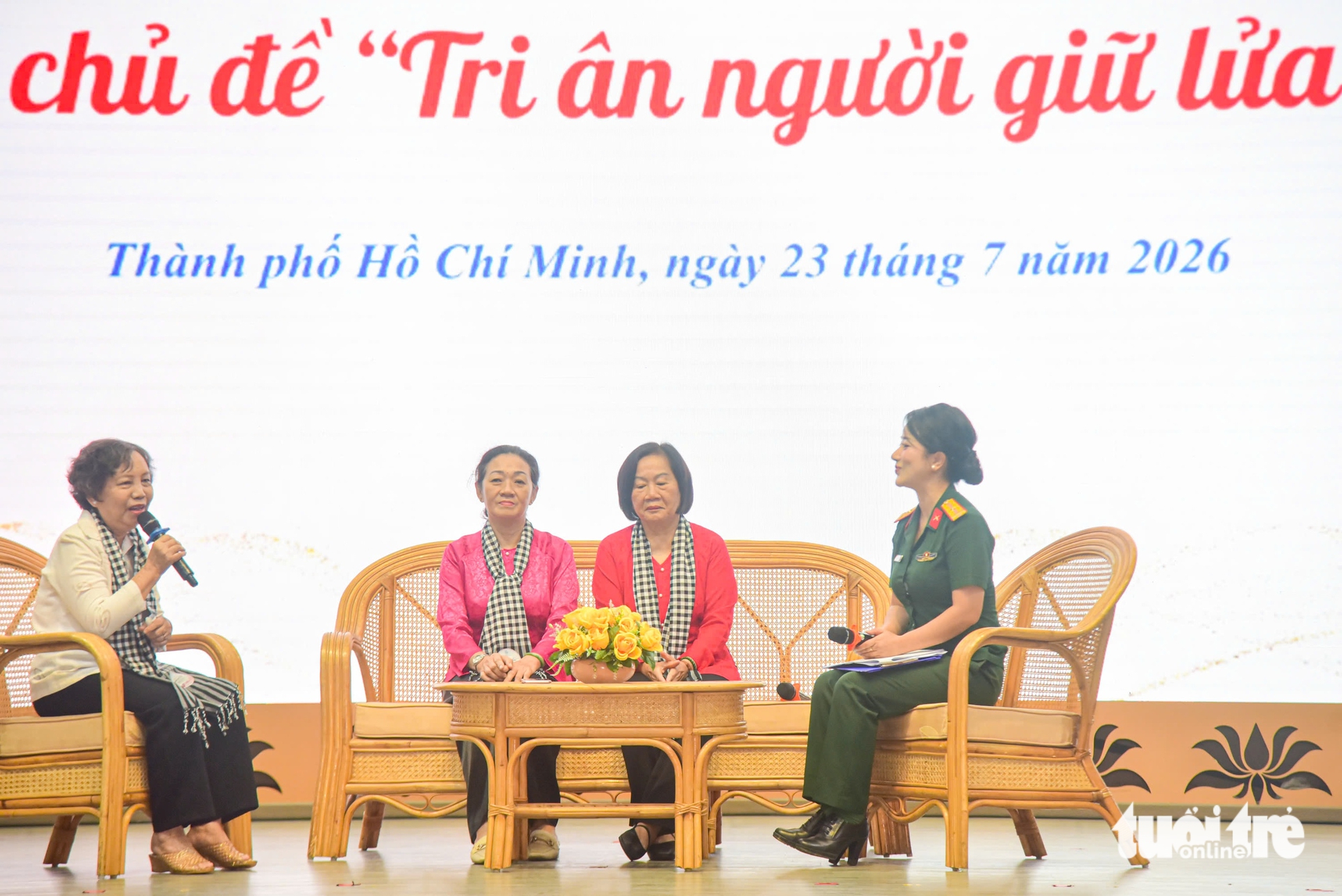 Những bức ảnh liệt sĩ ố màu thời gian sống lại, 'vui sao nước mắt lại trào' sau nhiều năm hoà bình - Ảnh 11.