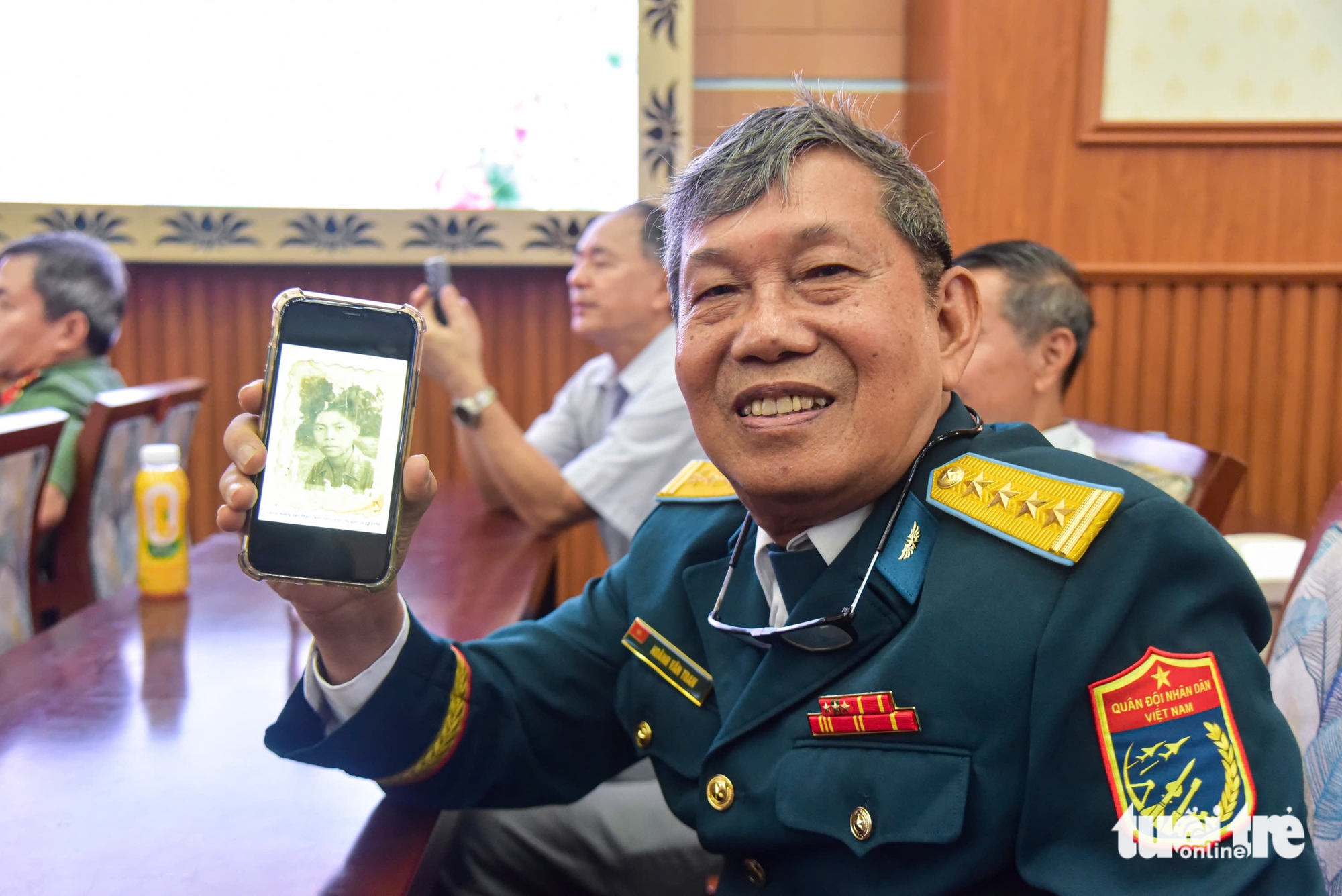 Những bức ảnh liệt sĩ ố màu thời gian sống lại, 'vui sao nước mắt lại trào' sau nhiều năm hoà bình - Ảnh 2.