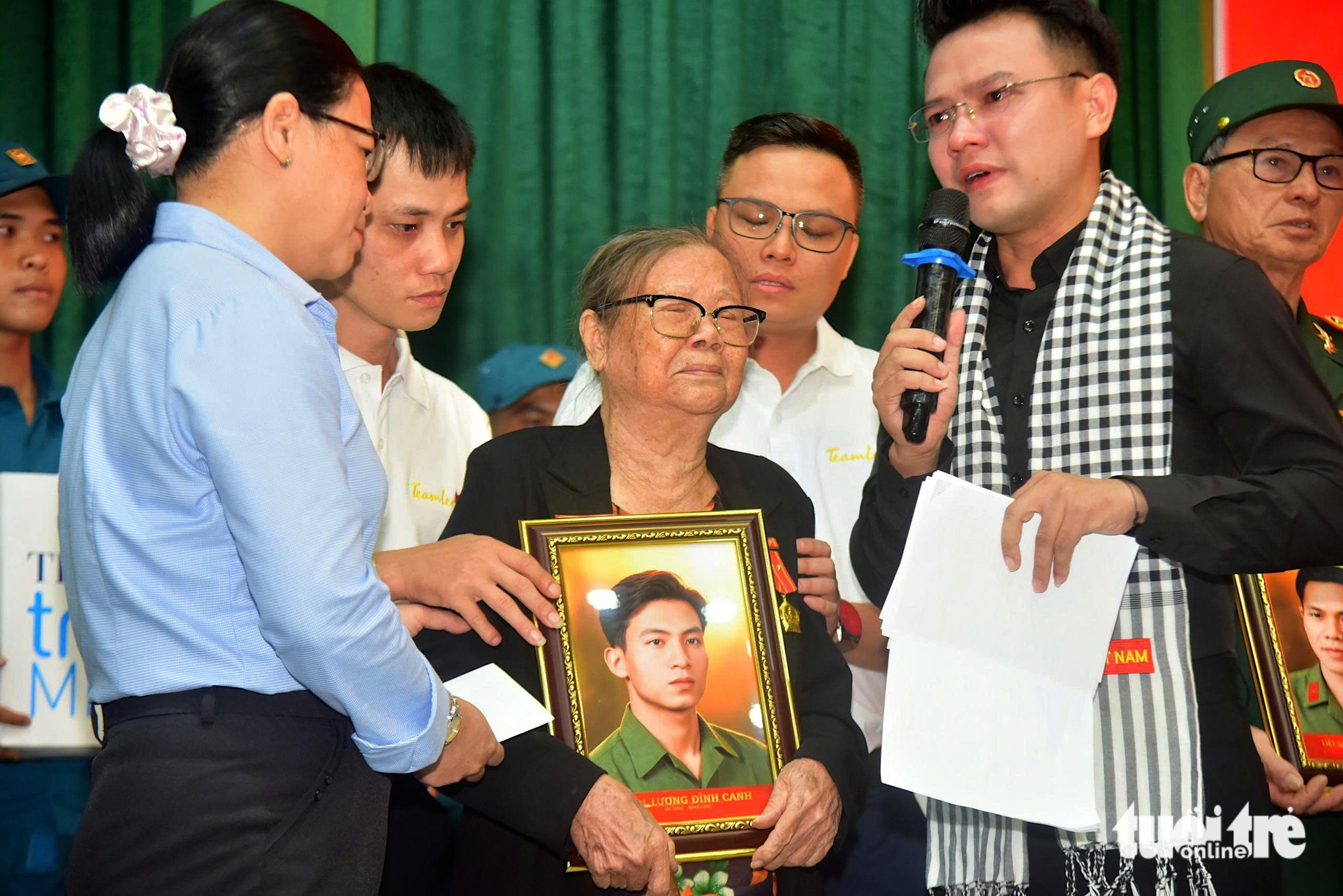 Những bức ảnh liệt sĩ ố màu thời gian sống lại, 'vui sao nước mắt lại trào' sau nhiều năm hoà bình - Ảnh 1.