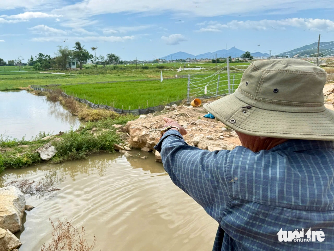 Cao tốc hoàn thành, dân vẫn mòn mỏi chờ hỗ trợ, lối về nhà bị chia cắt - Ảnh 1.