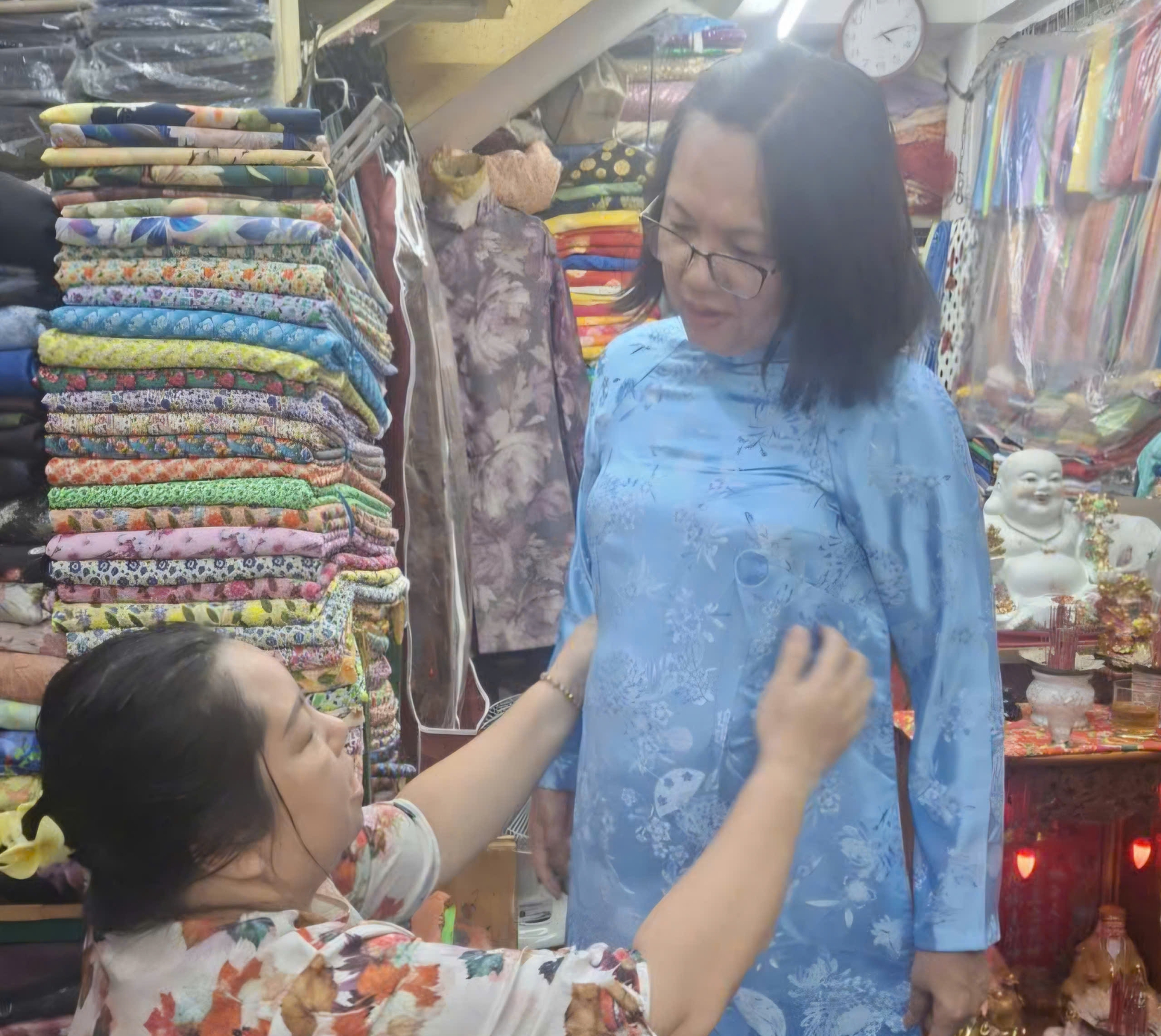 Khách quốc tế hào hứng tìm đến chợ Tân Định may đo áo dài, tự tay đóng guốc mộc - Ảnh 3.