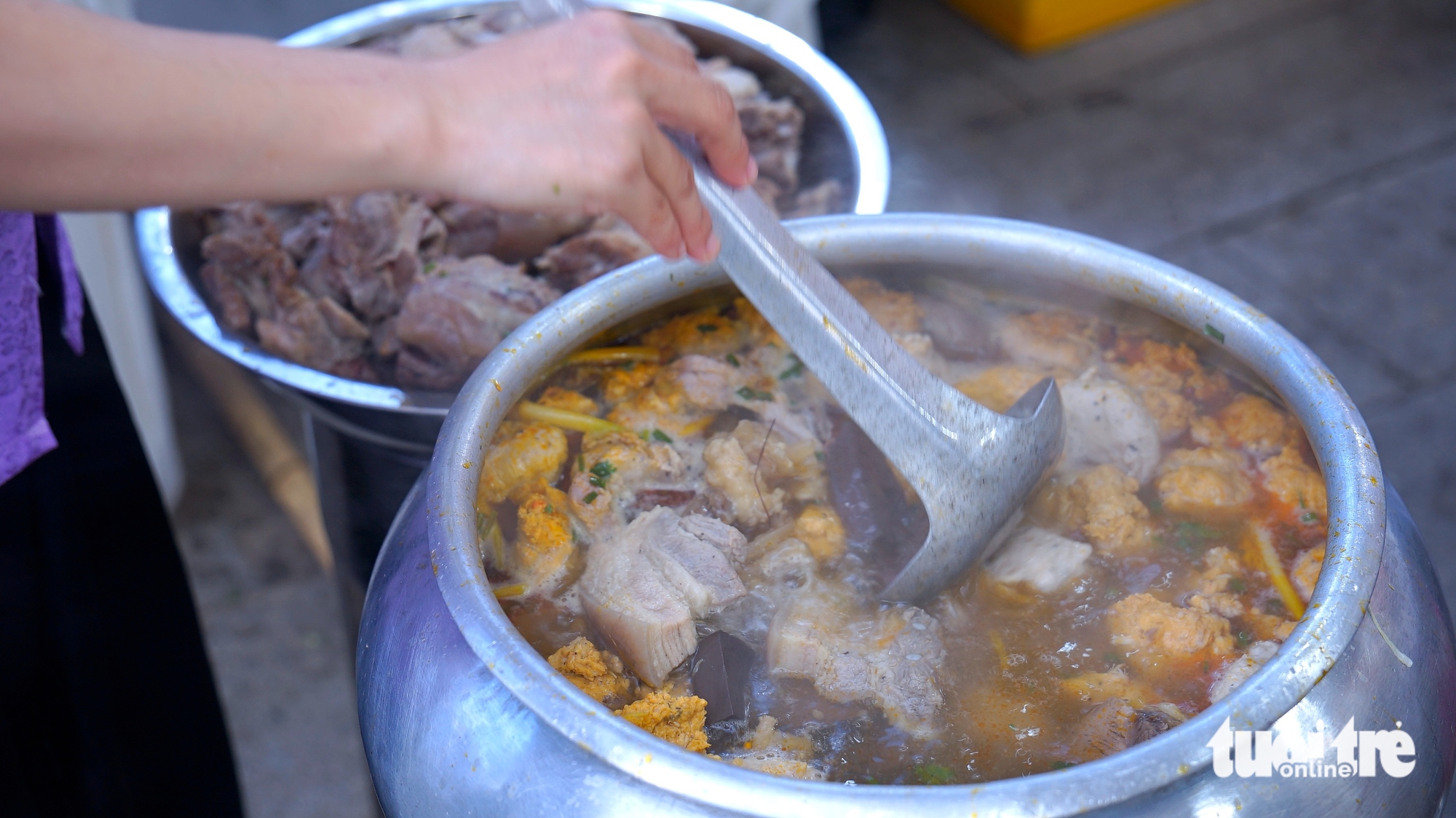 Huế khai hội bún bò bên sông Hương - Ảnh 3.