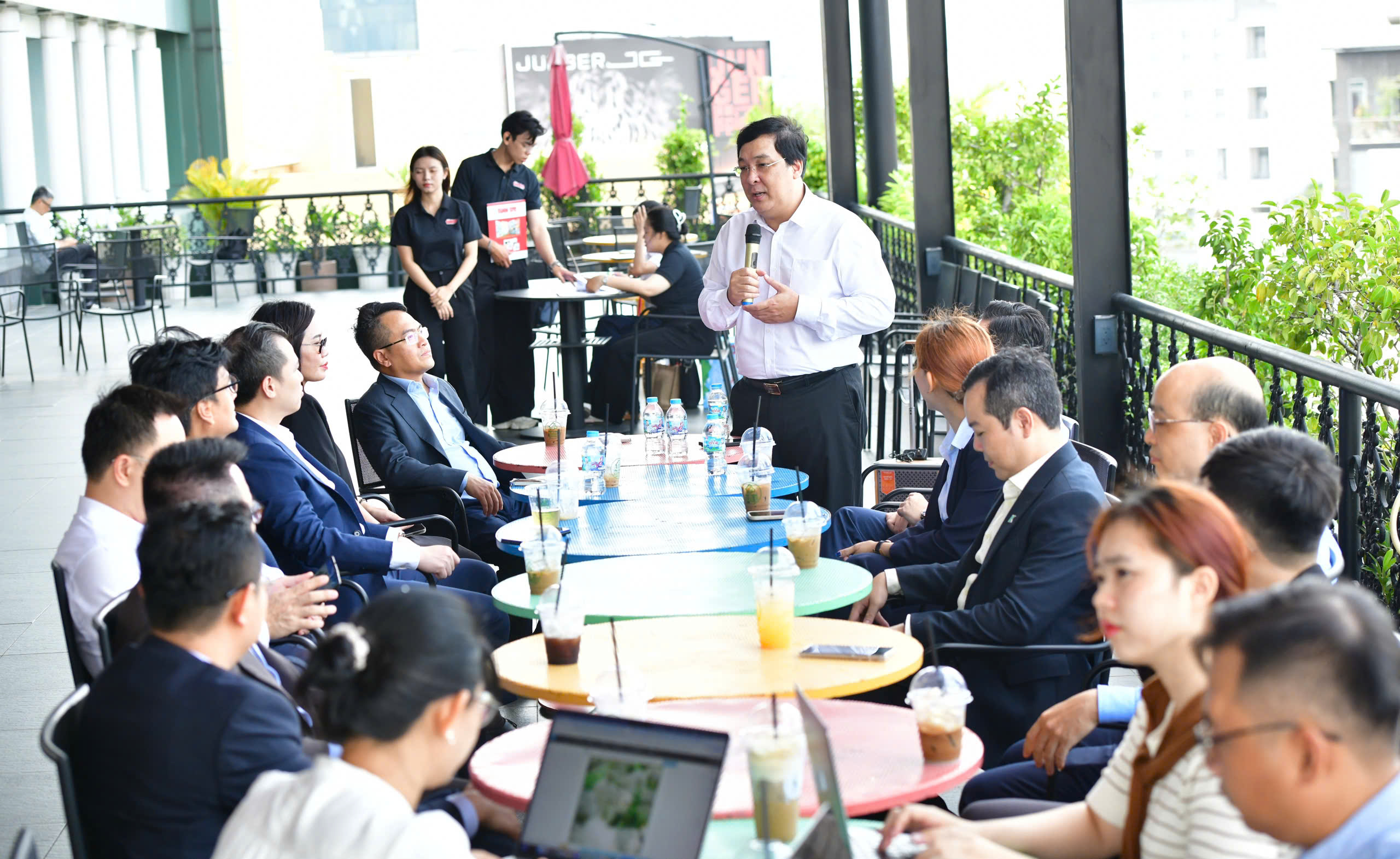 'Cà phê chứng khoán' cùng Tuổi Trẻ: Chuyên gia nói nhiều cổ phiếu đang hấp dẫn hơn, nhưng nhà đầu tư cần nhìn xa - Ảnh 1.