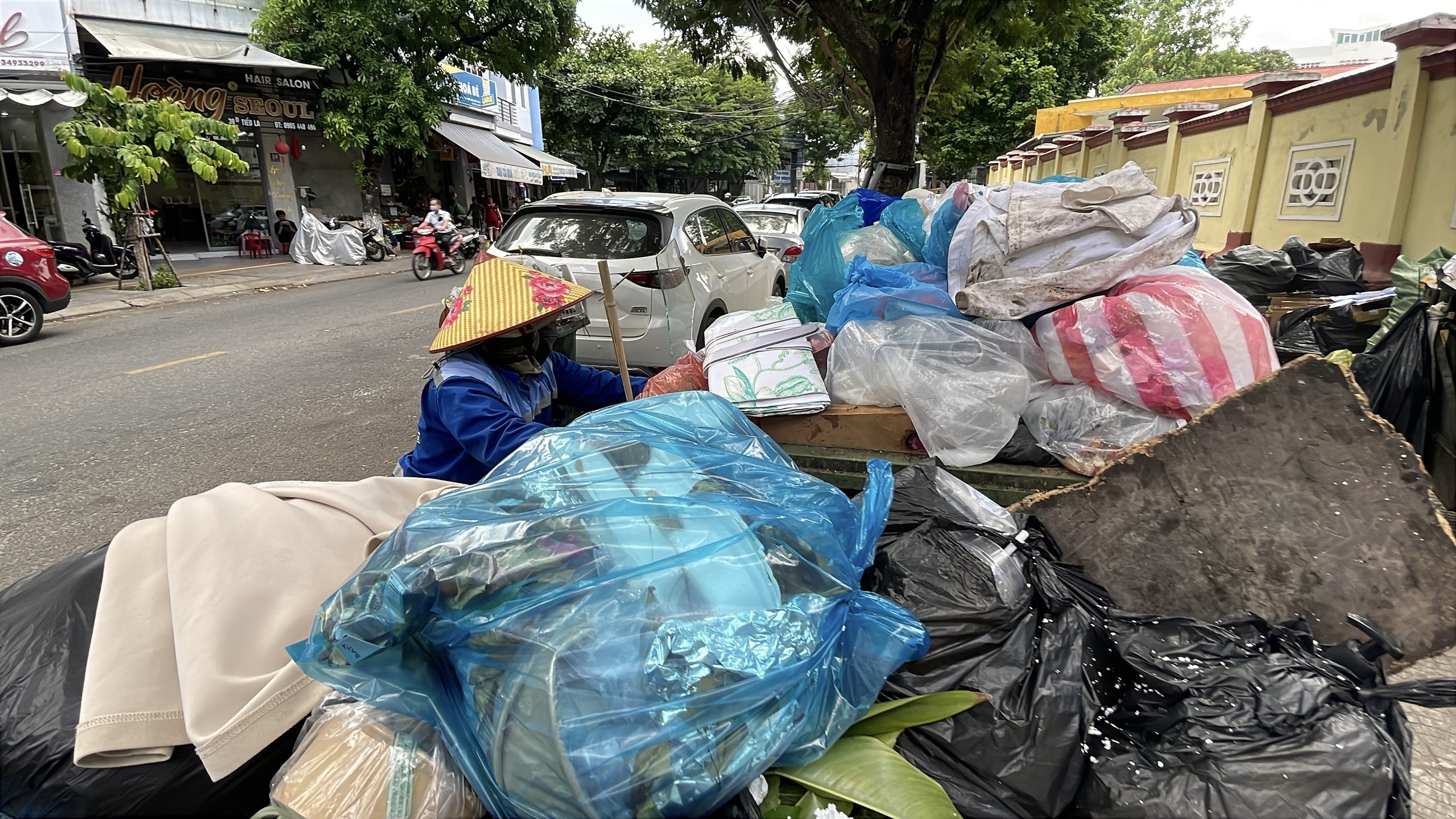 Dân Đà Nẵng bức xúc vì rác chậm thu gom, công ty môi trường đô thị nói gì? - Ảnh 1.