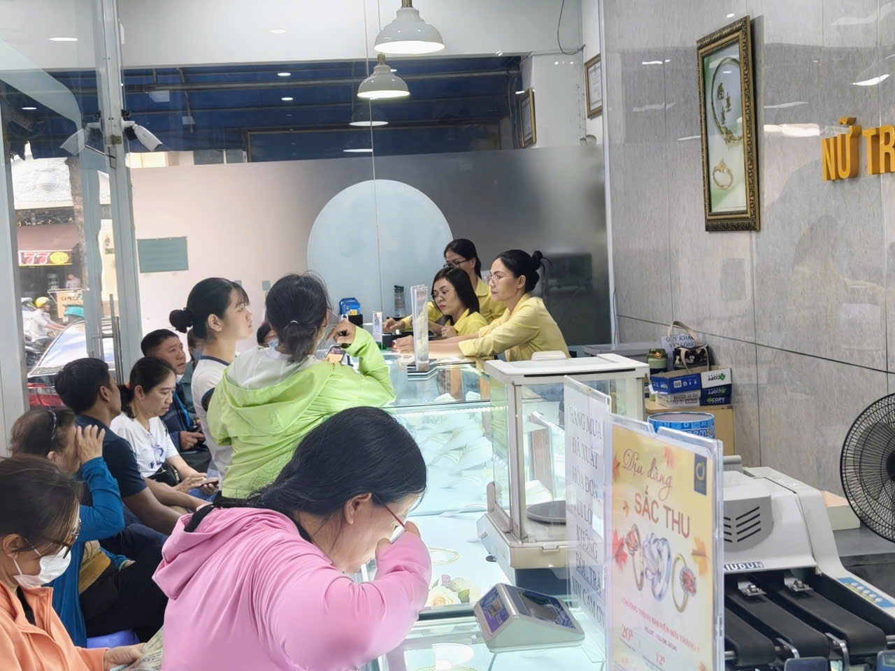 Tối nay giá vàng thế giới bất ngờ giảm mạnh - Ảnh 3.