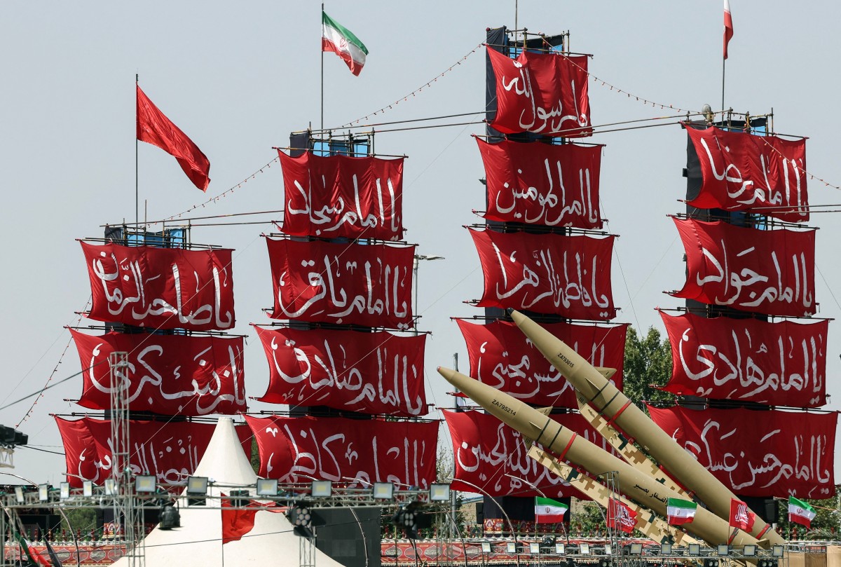 Trung Đông tối 24-7: Iran tấn công căn cứ Mỹ ở Bahrain, Jordan và Kuwait; Giá dầu giảm - Ảnh 1.