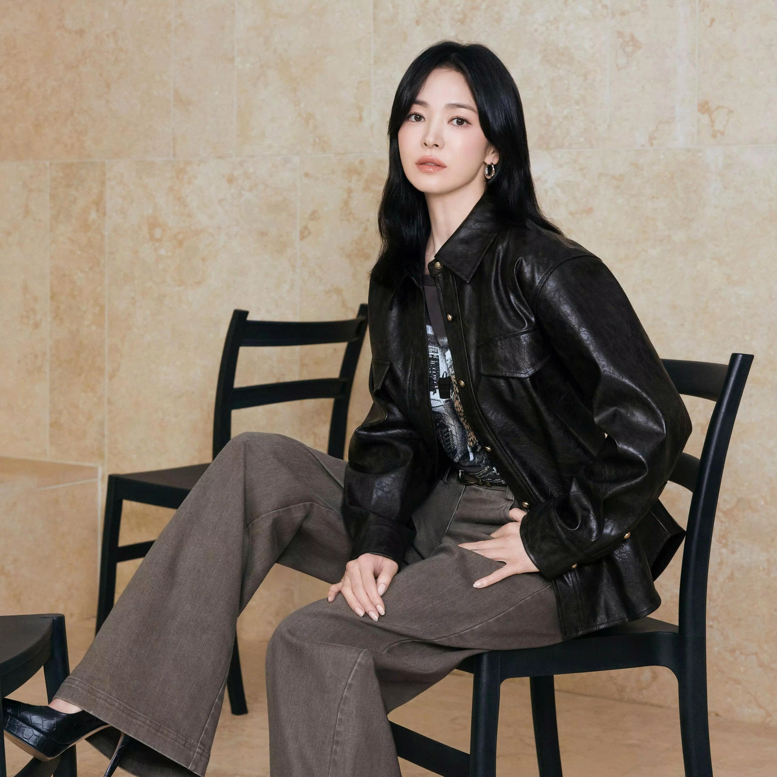 44 tuổi, Song Hye Kyo trẻ trung nhờ quần ống rộng: 5 cách phối đồ, bí quyết thứ ba như trở lại thời sinh viên - Ảnh 5.