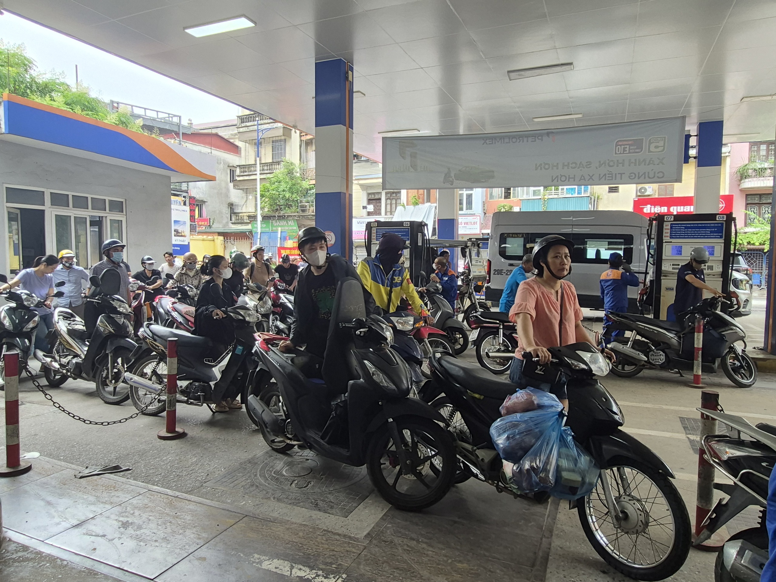 Cục trưởng Trần Hữu Linh: Khan hàng xăng dầu cục bộ, không loại trừ bán cầm chừng chờ tăng giá - Ảnh 1.