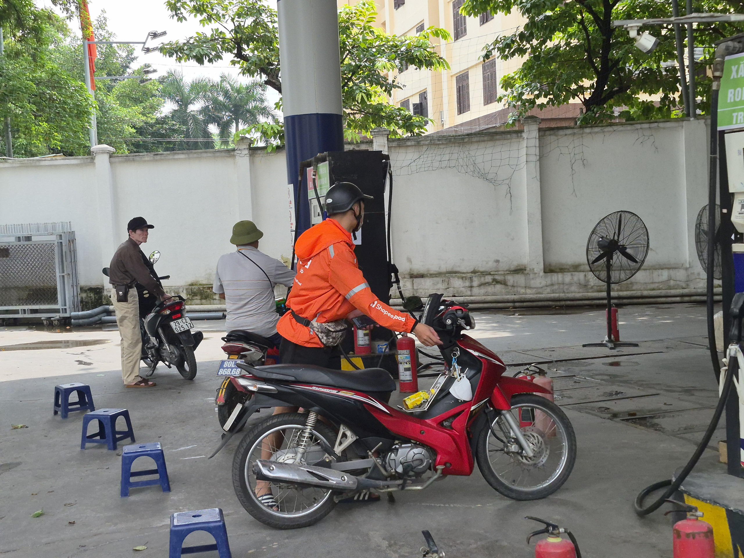 Khan hàng, thiếu xăng dầu cục bộ: Giải mã nghi vấn của Cục trưởng ‘bán cầm chừng chờ tăng giá’? - Ảnh 1.