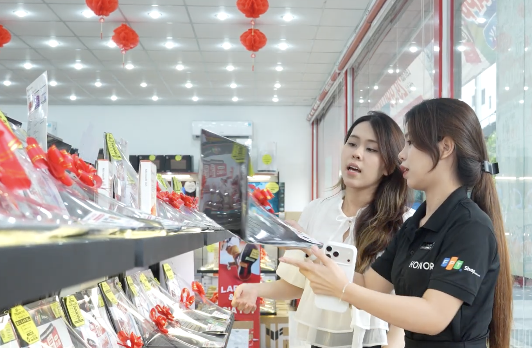 Đồ công nghệ tăng giá: Người mua đắn đo từng đồng, chuỗi bán lẻ 'giăng lưới' kích cầu - Ảnh 1.