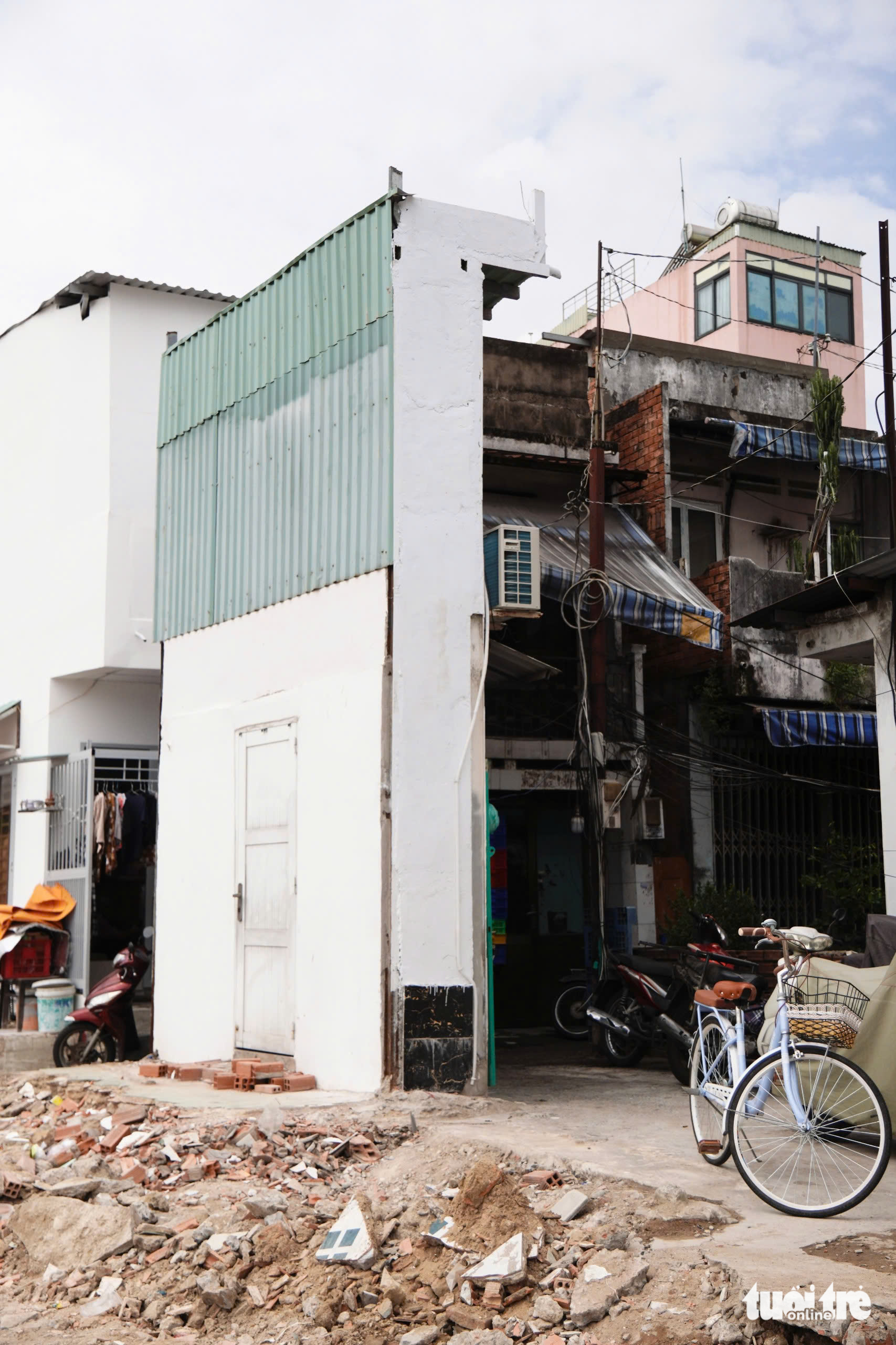 Từ vụ nhà 'siêu mỏng' ở rạch Xuyên Tâm: Có được xây trên phần đất còn lại? - Ảnh 2.
