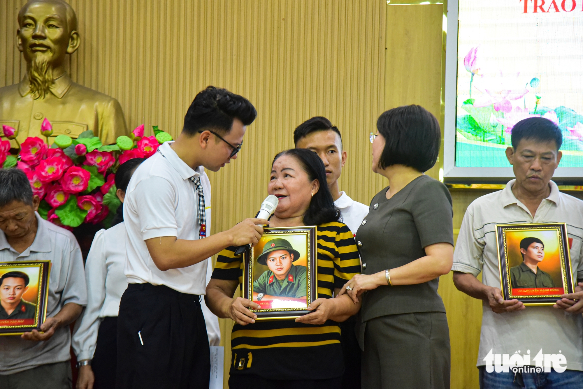 Thêm nhiều di ảnh được trao tại TP.HCM, thêm nhiều giọt nước mắt ‘đoàn tụ’ sau hàng chục năm  - Ảnh 3.