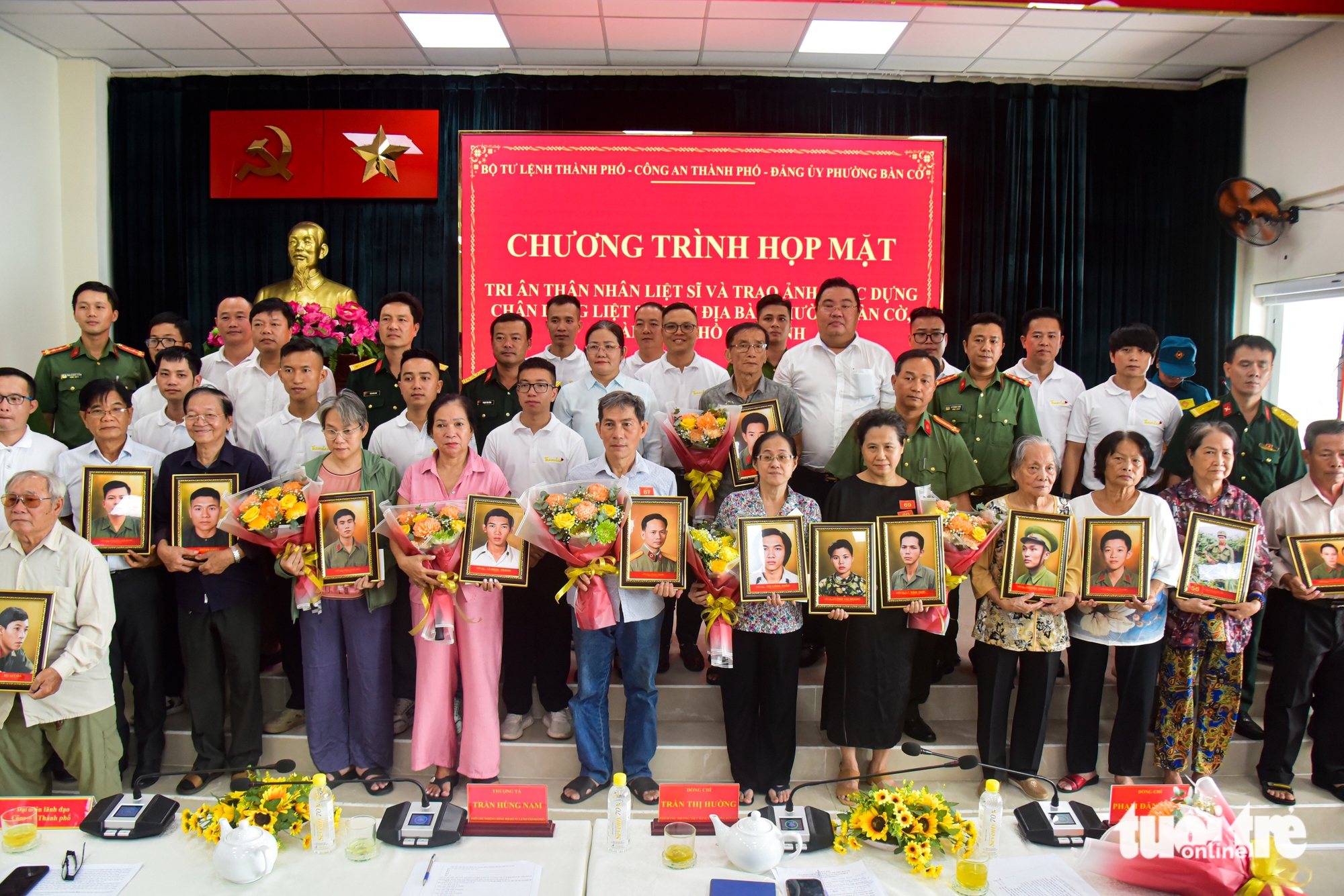 Thêm nhiều di ảnh được trao tại TP.HCM, thêm nhiều giọt nước mắt ‘đoàn tụ’ sau hàng chục năm  - Ảnh 7.