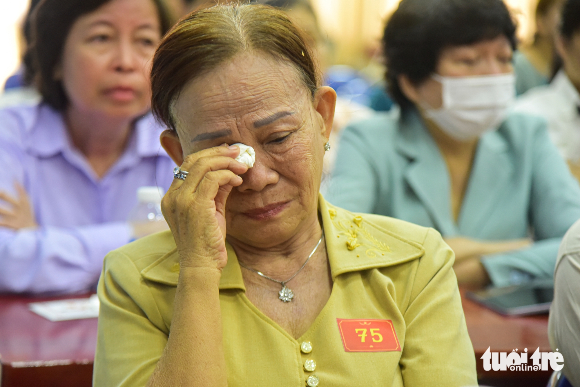 Thêm nhiều di ảnh được trao tại TP.HCM, thêm nhiều giọt nước mắt ‘đoàn tụ’ sau hàng chục năm  - Ảnh 4.