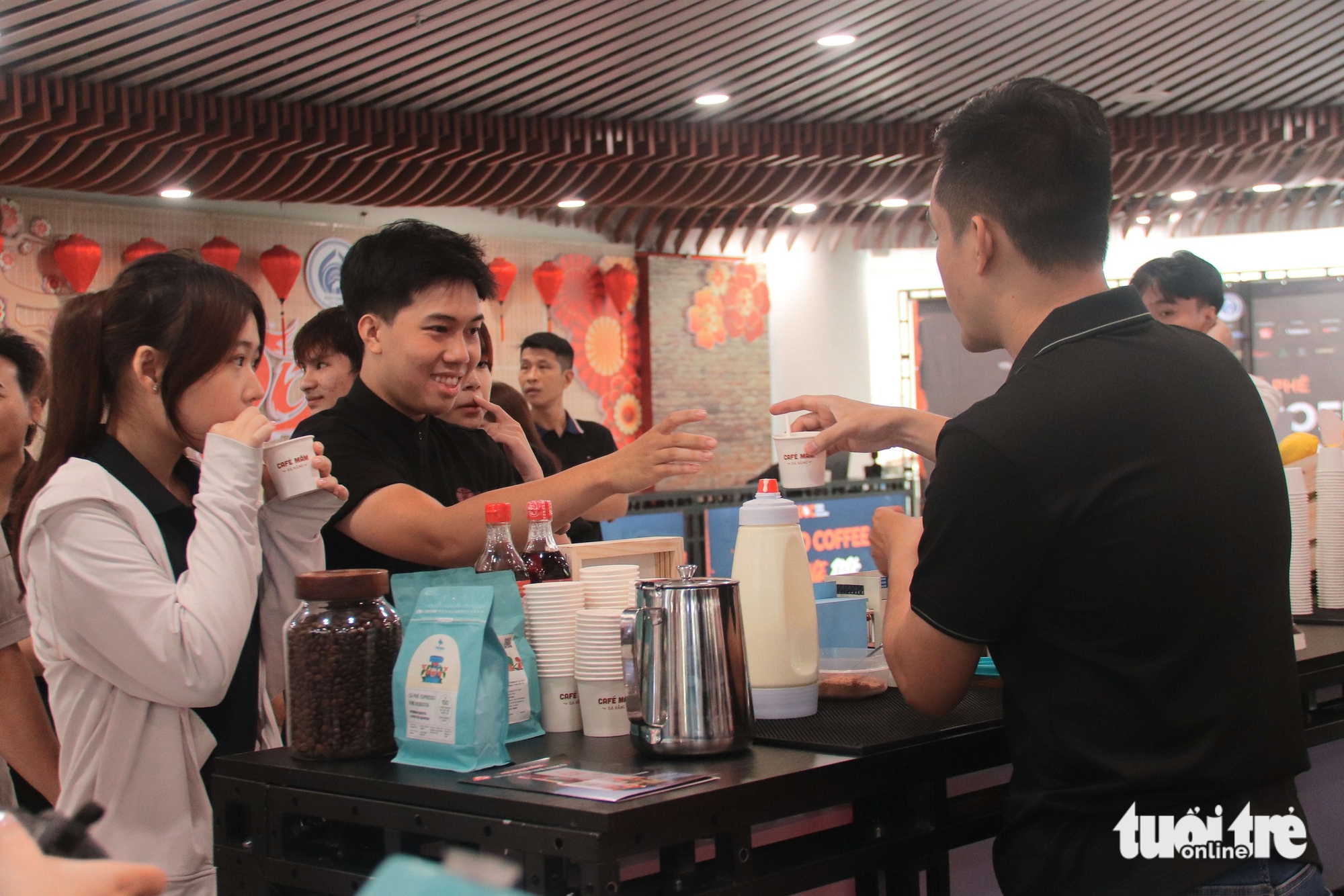 Du khách thích thú thưởng thức cà phê kết hợp sâm Ngọc Linh, nước mắm Nam Ô tại Đại tiệc Cà phê ở Đà Nẵng - Ảnh 1.