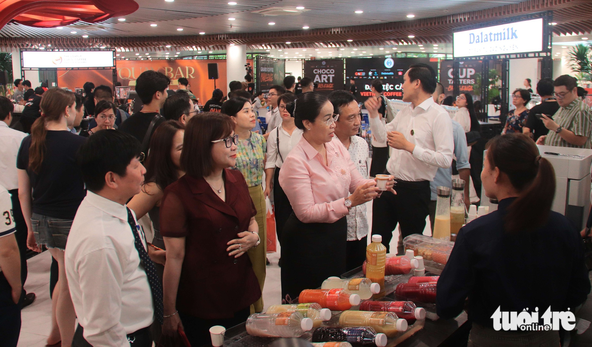 Du khách thích thú thưởng thức cà phê kết hợp sâm Ngọc Linh, nước mắm Nam Ô tại Đại tiệc Cà phê ở Đà Nẵng - Ảnh 3.