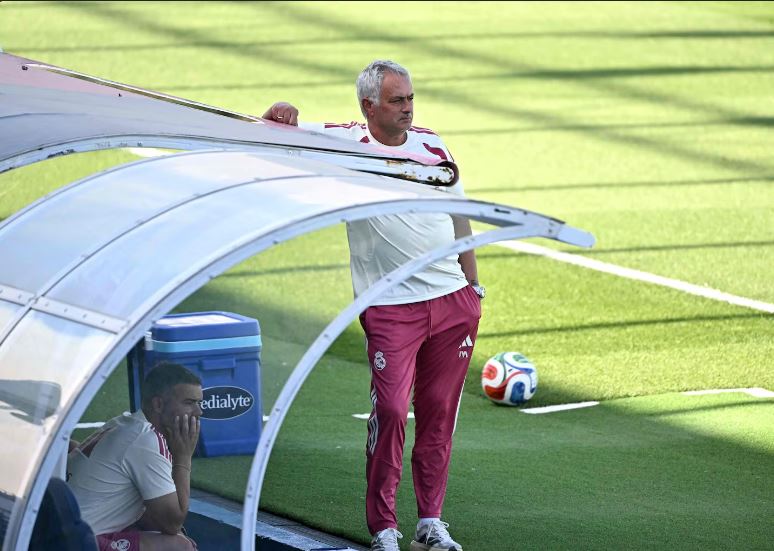 HLV Mourinho ra mắt Real Madrid ở 'trận giao hữu kỳ lạ' - Ảnh 1.