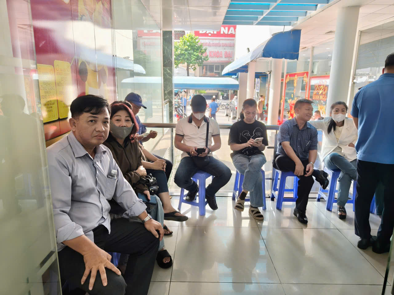 Giá vàng giảm mạnh, nhiều người tranh thủ 'bắt đáy' - Ảnh 5.