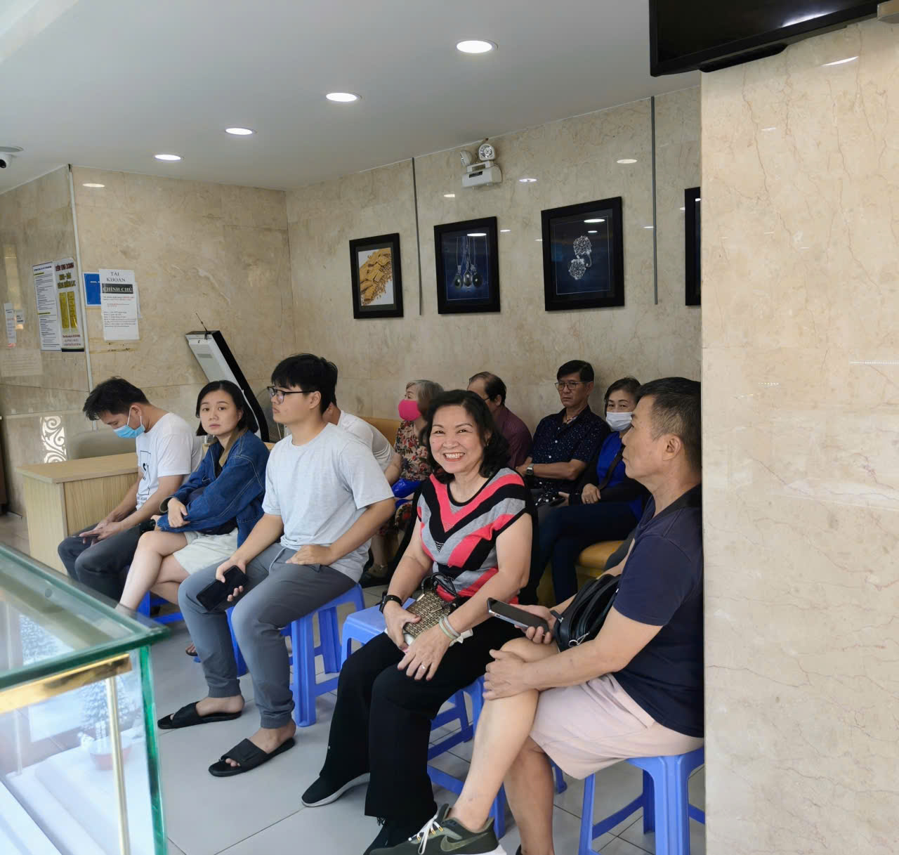 Giá vàng giảm mạnh, nhiều người tranh thủ 'bắt đáy' - Ảnh 3.