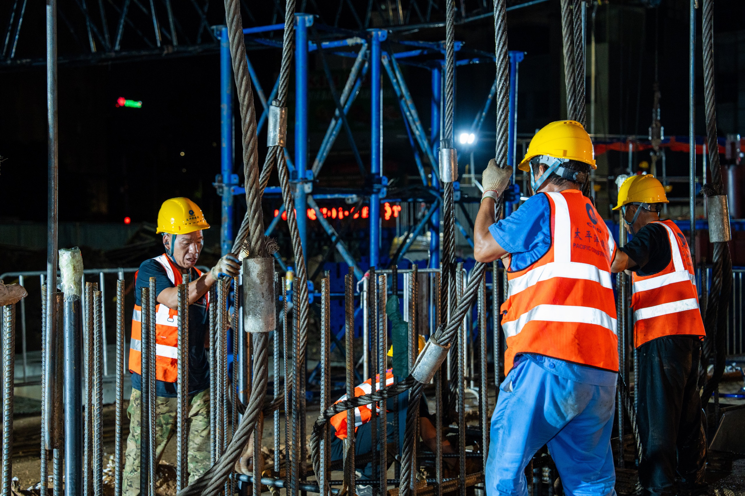 Hà Nội hạ lồng thép 38 tấn thi công tường vây ga S3 metro Văn Cao - hòa Lạc - Ảnh 2.
