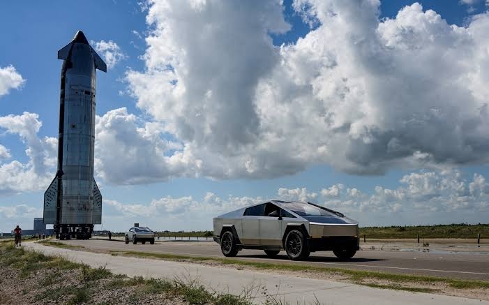 Elon Musk úp mở Tesla và SpaceX có thể sáp nhập - Ảnh 2.