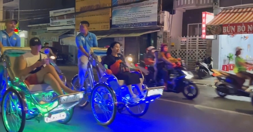 Nha Trang kêu quần chúng phản ánh đến công an các trường hợp xích lô điện chạy bát nháo, chèo kéo - Ảnh 1.