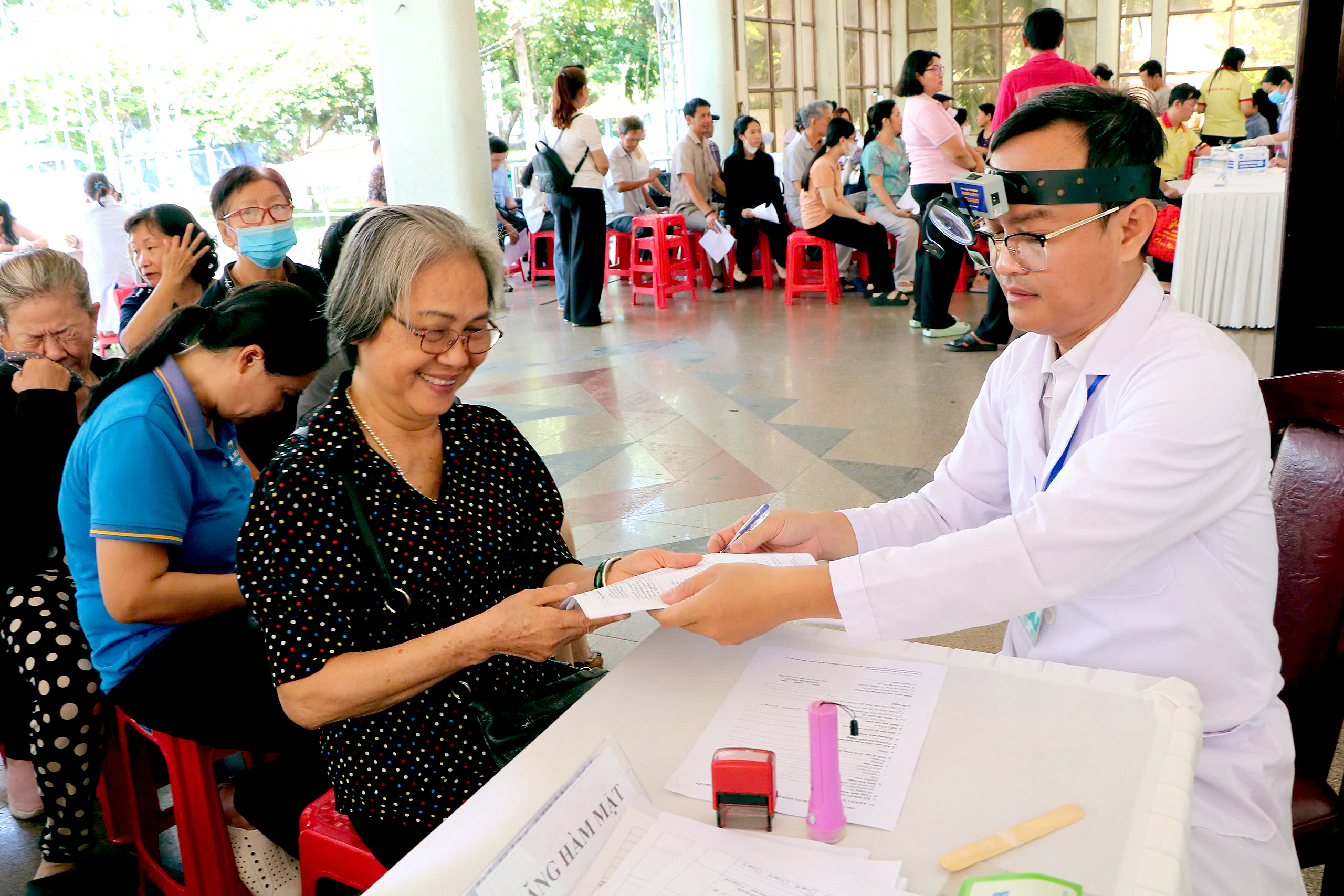 TP.HCM đến tận nhà người cao tuổi, người khuyết tật khám sức khỏe định kỳ - Ảnh 2.
