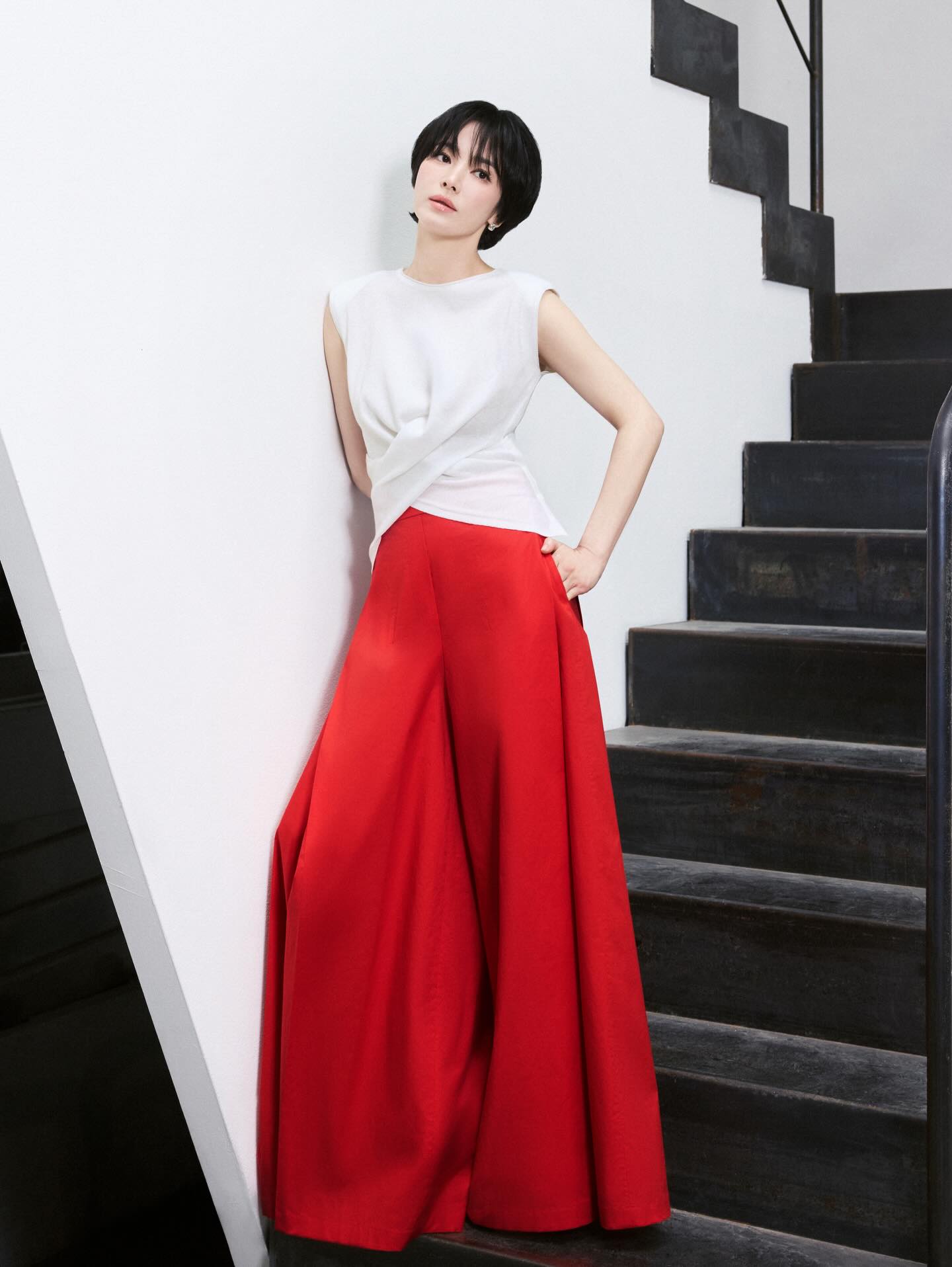 44 tuổi, Song Hye Kyo trẻ trung nhờ quần ống rộng: 5 cách phối đồ, bí quyết thứ ba như trở lại thời sinh viên - Ảnh 1.
