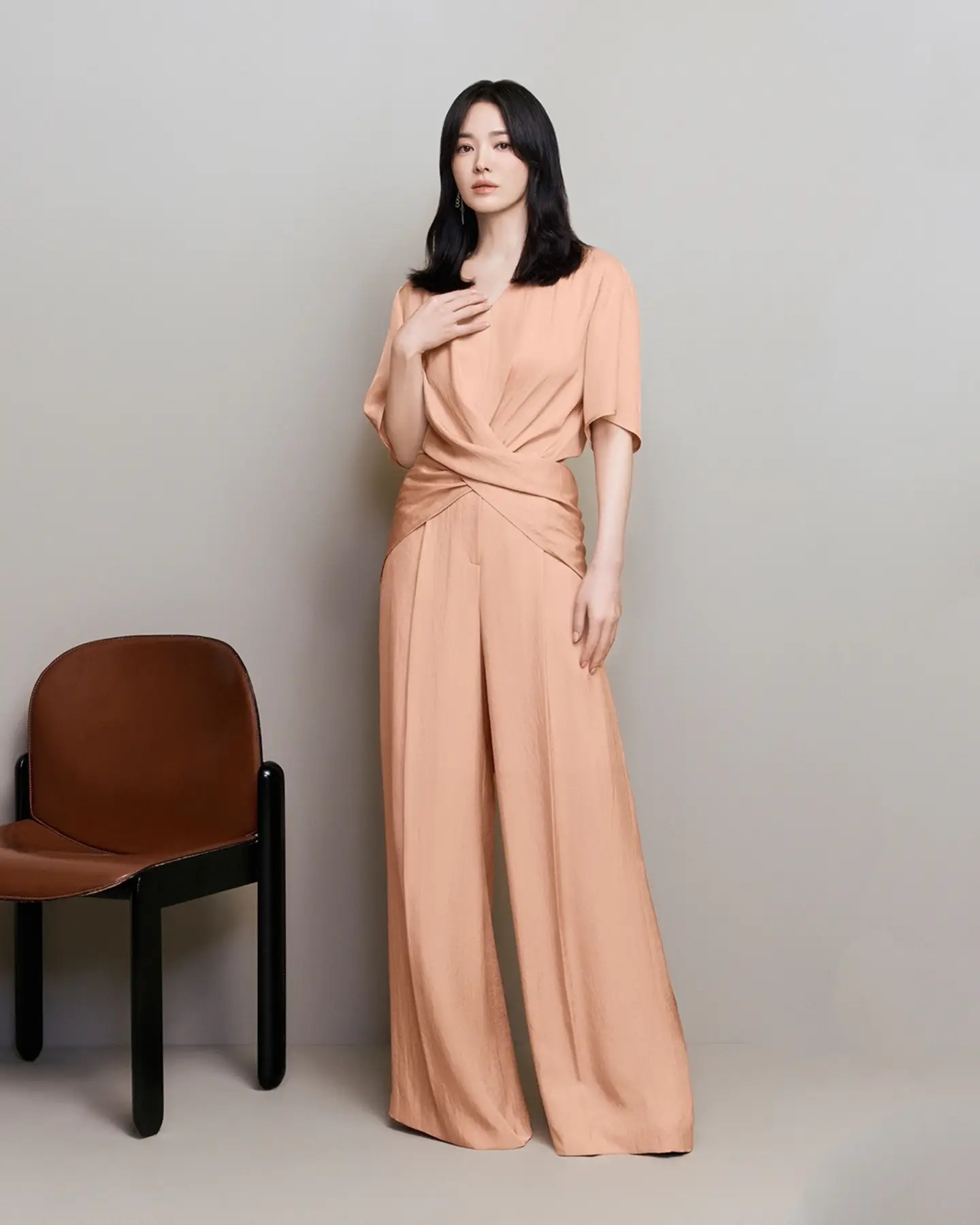 44 tuổi, Song Hye Kyo trẻ trung nhờ quần ống rộng: 5 cách phối đồ, bí quyết thứ ba như trở lại thời sinh viên - Ảnh 2.