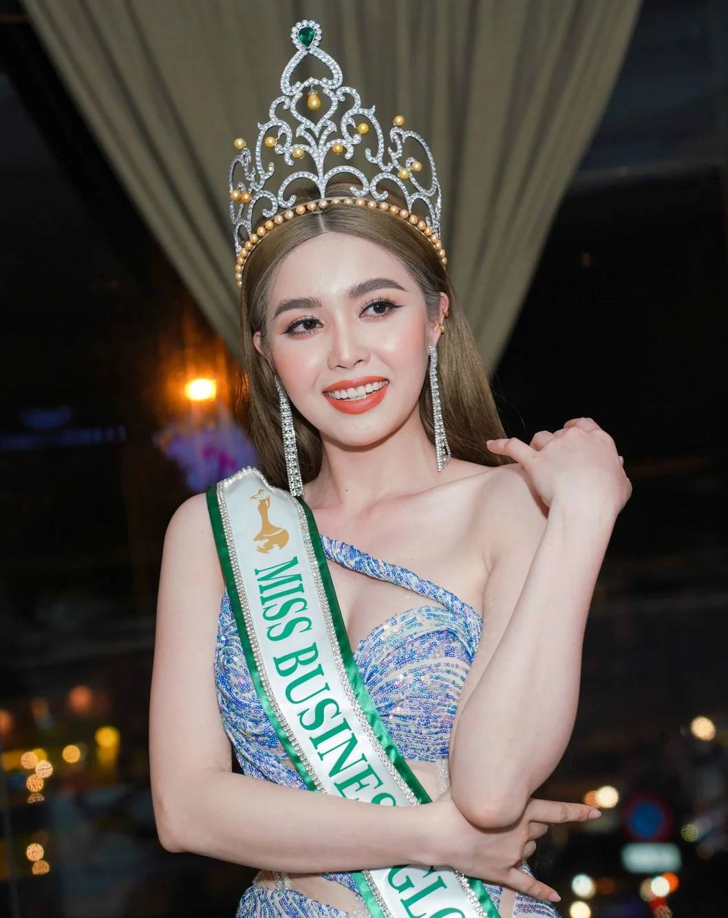 Vương miện hoa hậu 3 tỉ đồng được làm từ bạc xi và kim cương nhân tạo   - Ảnh 2.