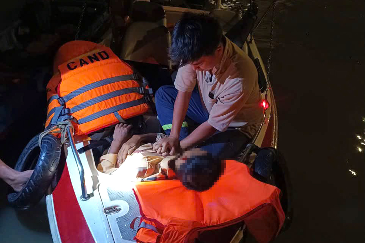 Người đàn ông nhảy cầu ở Đồng Nai được cứu sống sau chưa đầy 20 phút - Ảnh 1.