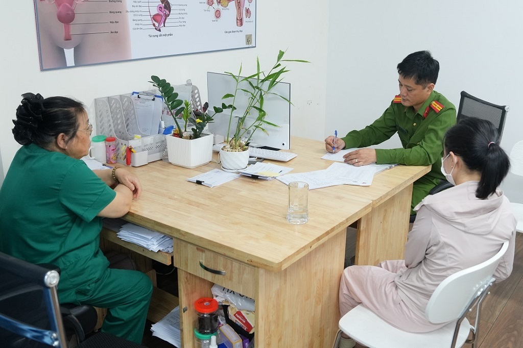 Sở Y tế Nghệ An từng xử phạt phòng khám bơm sữa đậu nành vào niệu đạo 'vẽ bệnh' - Ảnh 1.