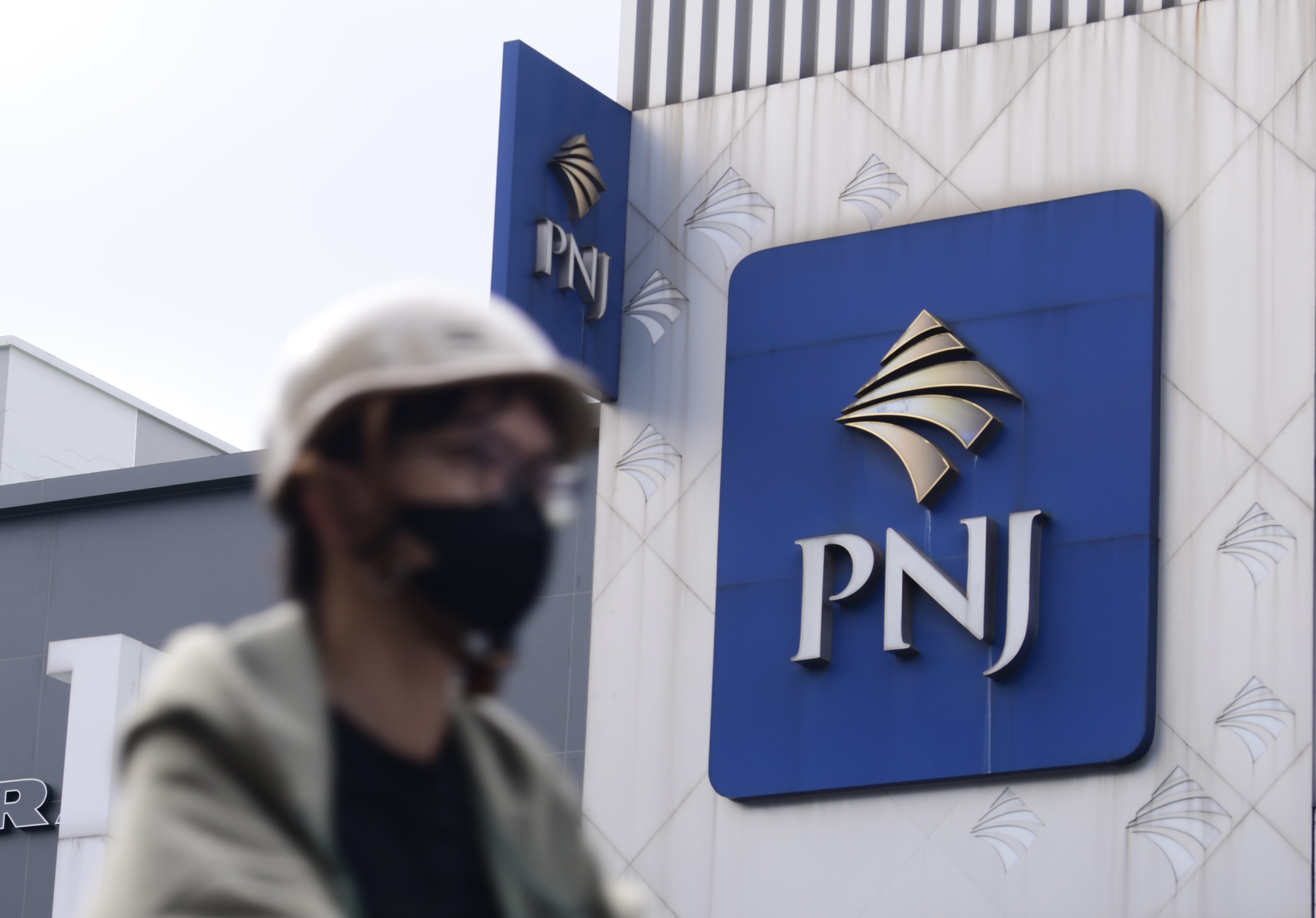 PNJ chỉ thu đổi lại vàng, kim cương trong 2 giờ mỗi ngày - Ảnh 1.