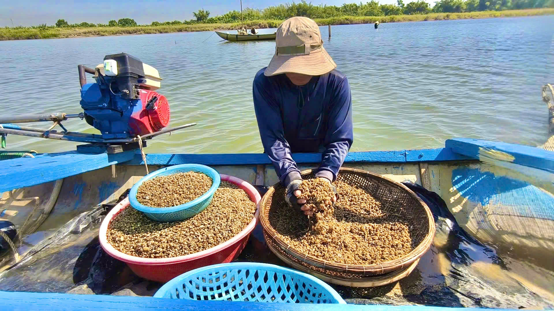 Theo con nước sông Trà Khúc săn đặc sản don nổi tiếng cả nước - Ảnh 4.