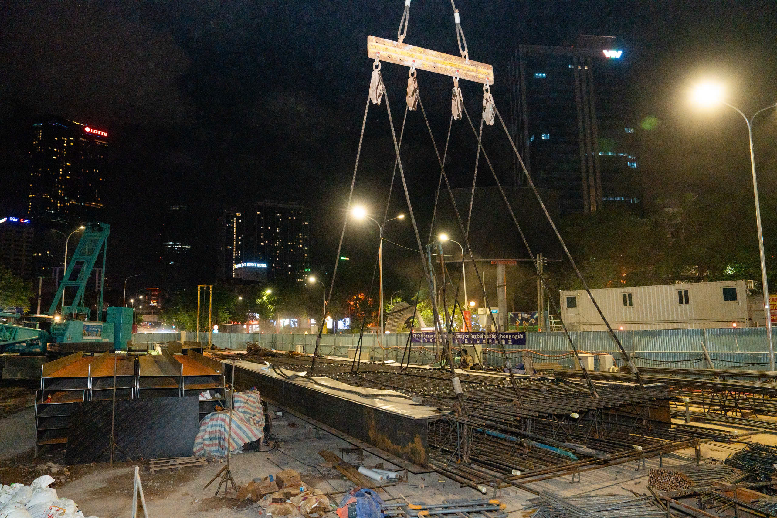 Hà Nội hạ lồng thép 38 tấn thi công tường vây ga S3 metro Văn Cao - hòa Lạc - Ảnh 1.