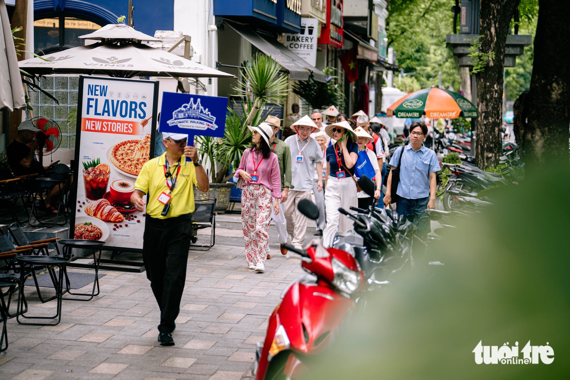 Foreign consuls explore Ho Chi Minh City's iconic landmarks on cultural walking tour- Ảnh 4.