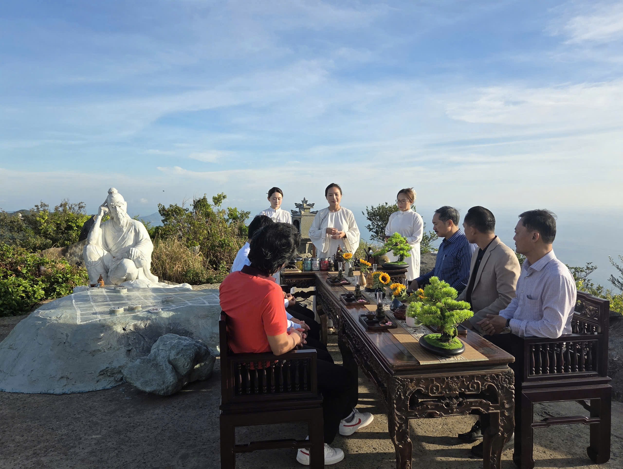 Ra mắt tour thưởng trà tại nơi tỷ phú Bill Gates từng ngồi ở đỉnh Bàn Cờ - Ảnh 1.