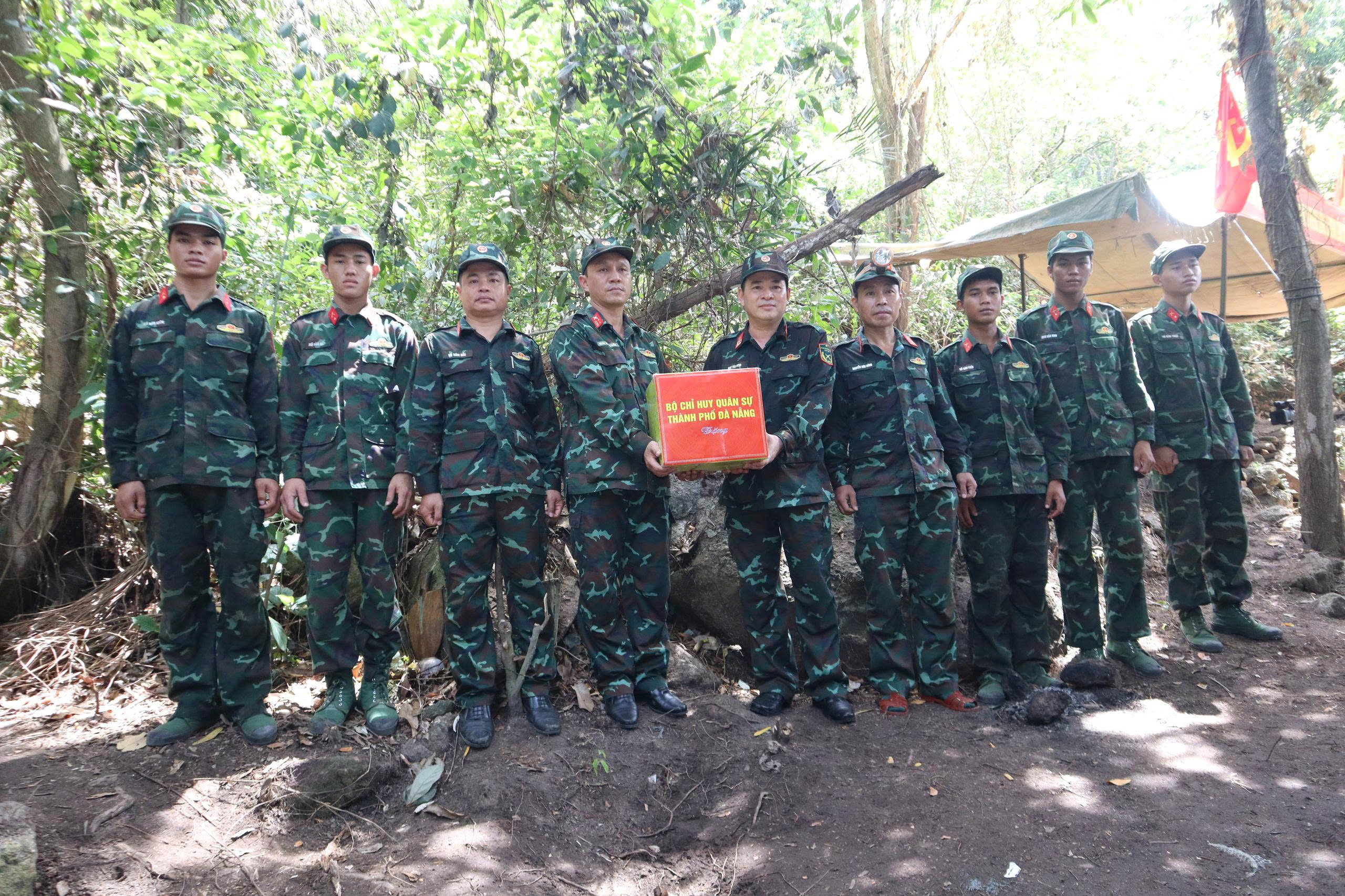 Có thêm hài cốt liệt sĩ tìm thấy ở hang đá, bộ đội Đà Nẵng được yêu cầu tiếp tục bám trụ trong rừng tìm kiếm - Ảnh 5.