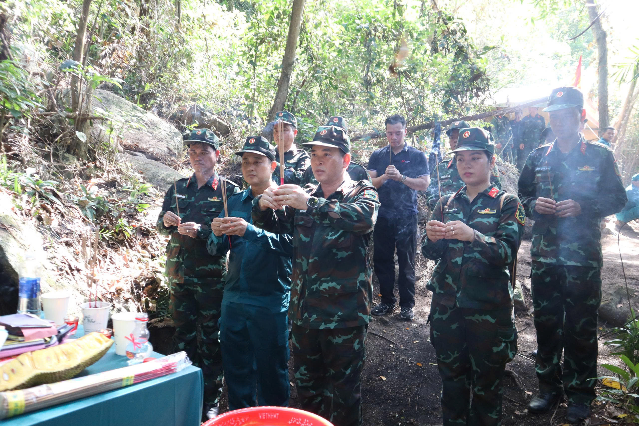 Có thêm hài cốt liệt sĩ tìm thấy ở hang đá, bộ đội Đà Nẵng được yêu cầu tiếp tục bám trụ trong rừng tìm kiếm - Ảnh 6.